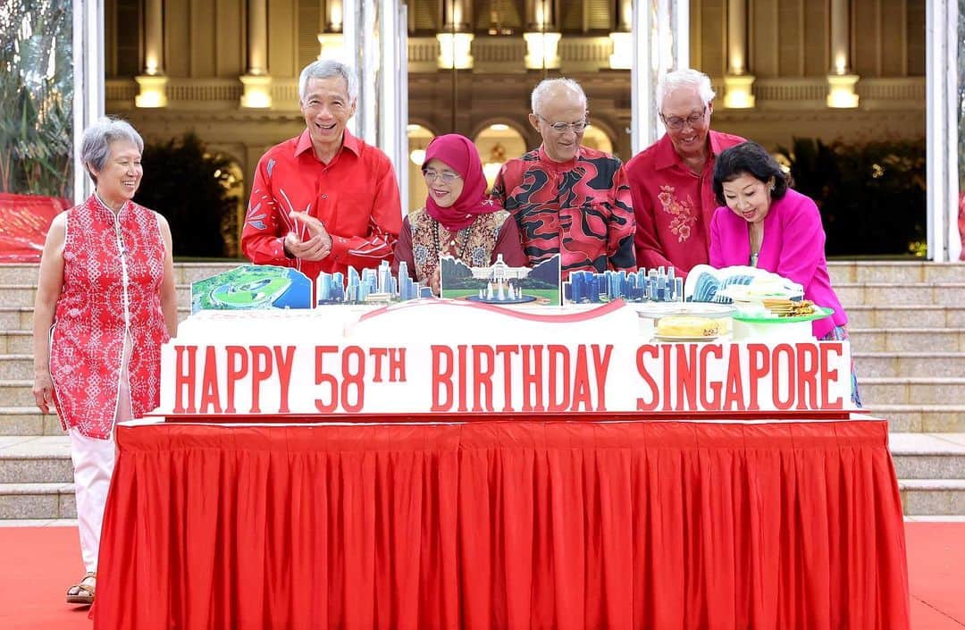 リー・シェンロンのインスタグラム：「Many state events are held at the Istana, but the National Day Reception is special, where Singaporeans from all walks of life gather to celebrate our nation.   It was also President @halimahyacob’s last National Day Reception as President, which made it all the more memorable and meaningful.   Glad that we were also able to thank our grassroot leaders, volunteers, athletes, and guests who are all striving in their own ways to contribute to their communities, and make the Singapore of tomorrow shine even brighter. – LHL 🇸🇬   (MCI Photos by Lim Sin Thai and Ngau Kai Yan)」