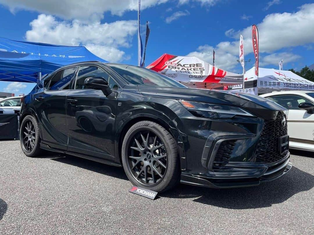 Spirits Artisanのインスタグラム：「Artisan spirits Black label LEXUS RX500h FSPORT PERFORMANCE and A90 GR Supra!  Car stand on the @fuelfest_japan_ @maxorido paradise in @fujispeedway_official   Special Thanx for @yokohama.rubber_jp USA : @evasivemotorsports @butlertire Canada : @advanced_auto_salon @otto.auto.service China : @bond_china Hong kong : @nigeljdmparts Taiwan : #車庫小舗 Russia : @suv.project Kazakhstan : @spoiler.kz Indonesia : @premierautowerkz Philippine : @jworksunlimited @artisanspiritsph Singapore : @mwsautoworks Thailand : @prodriveshop India : @racetechindia Malaysia : @donloh2007 Bahrain : @kanooperformance Kuwait : @hamad_skyline UK : @streettracklife Australia : @import_monster @traum06996 @car_life_staff @sunyard @bondosaka #bondourawa @bondtokyo @bond_omiya @bondoiimura @ysr0443 @cs.forme_1 @office_k_tokyo @artisan.ceravi @artisan.nobu @artisanspiritsusa @artisanspiritsph @artisantaiwan @artisan_spirits_canada @artisanspirits_uk  #artisanspirits #artisan #asms #lexus #lexusrx #RX500h #RX350 #lexustuned #lexususa #supra #gr #a90」