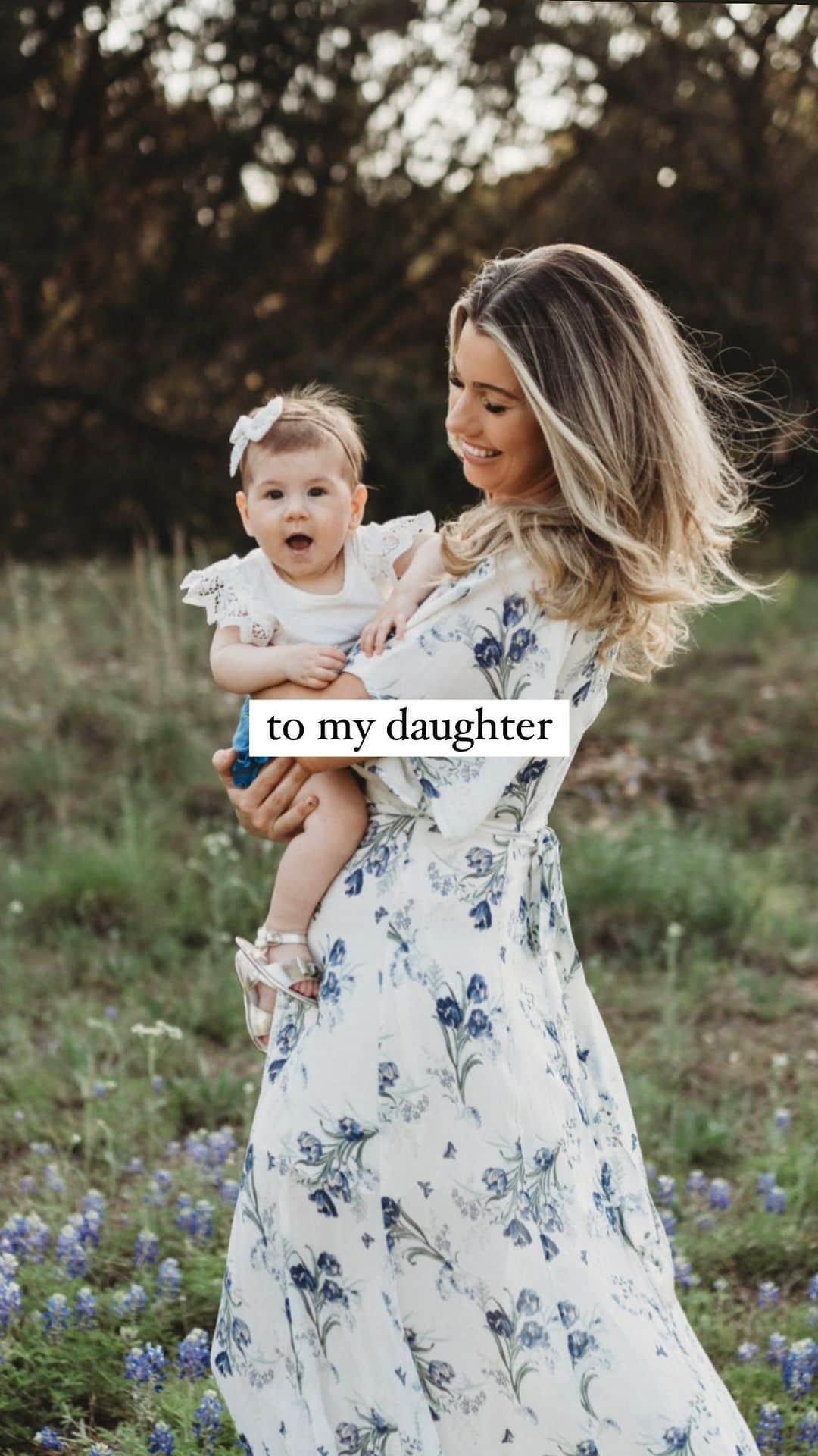 のインスタグラム：「TIME IS A THIEF 😭🩷 how is Aurora 3 years old?!  It almost shouldn’t even be possible…. it felt like she would be a baby forever 🥺  yet she’s becoming such a strong-willed, silly and sweet, curious and observant, loving little person and I couldn’t be more proud or feel more lucky to be her mom 🥹🥰   Happy 3rd birthday, Aurora!!   P.s. this audio is EVERYTHING 👏👏👏」