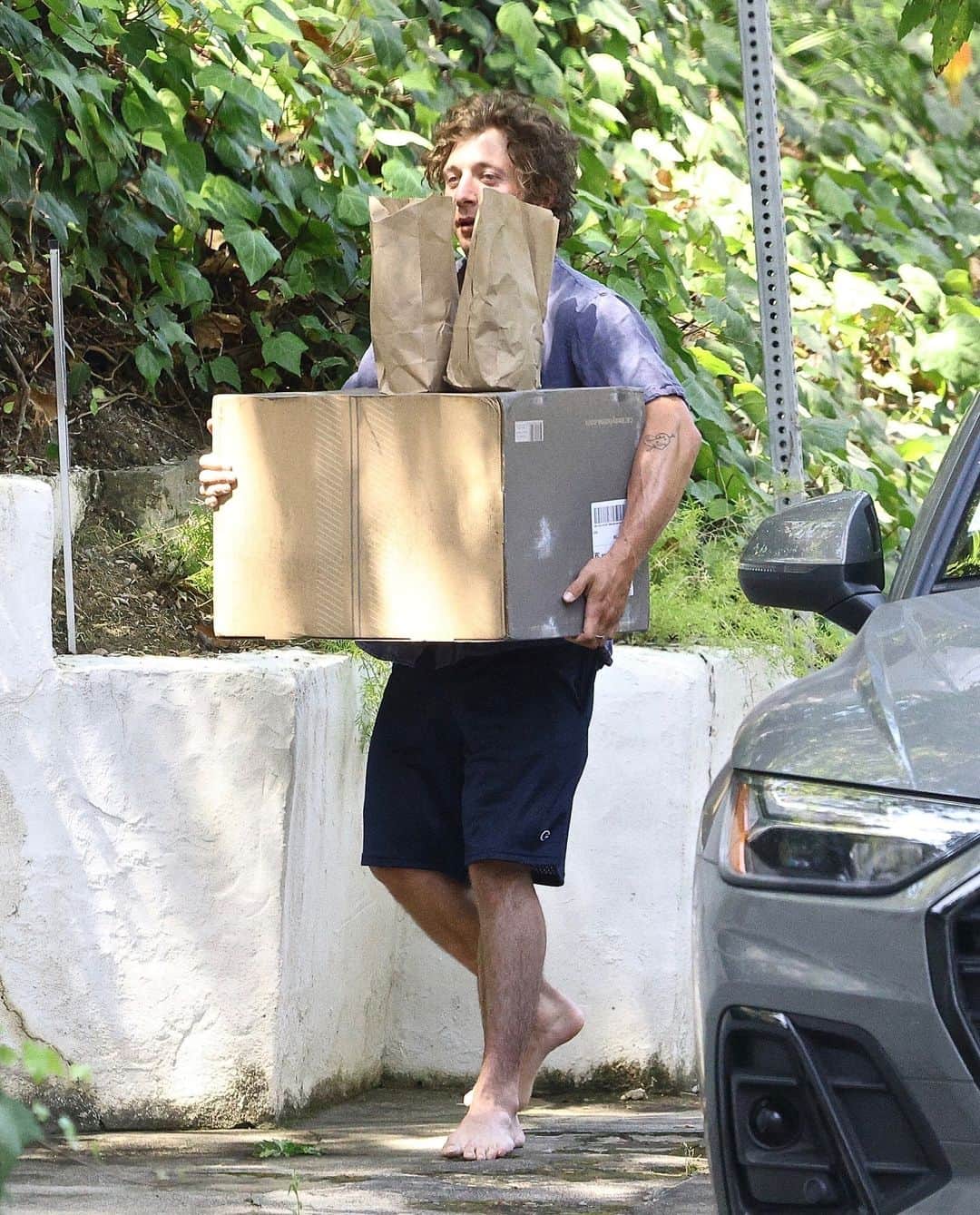 Nylon Magazineのインスタグラム：「He's just like us fr. [BACKGRID]」