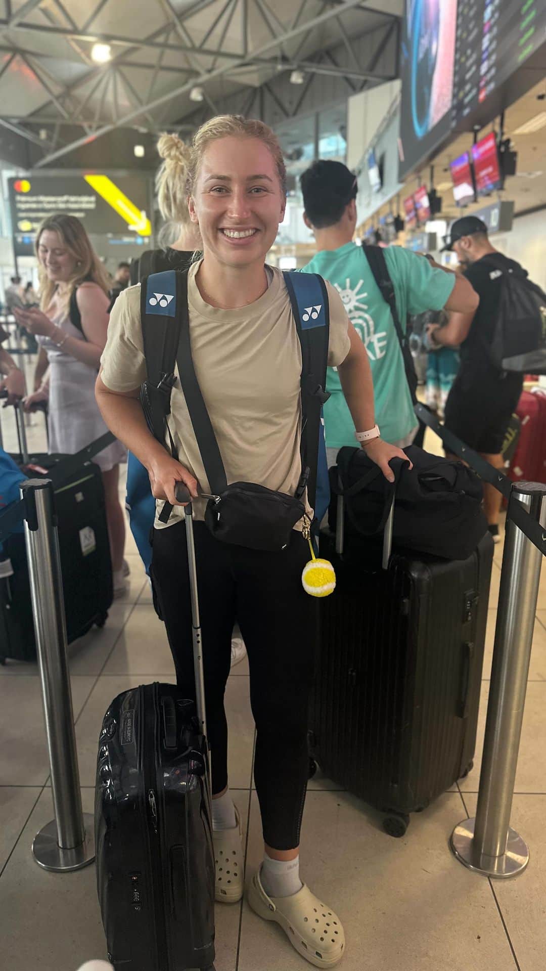 ダリア・ガブリロワのインスタグラム：「Probably too much training gear since I can actually do laundry everywhere I go and they do it every 3/4 days #tennis #tennisplayer #wta」