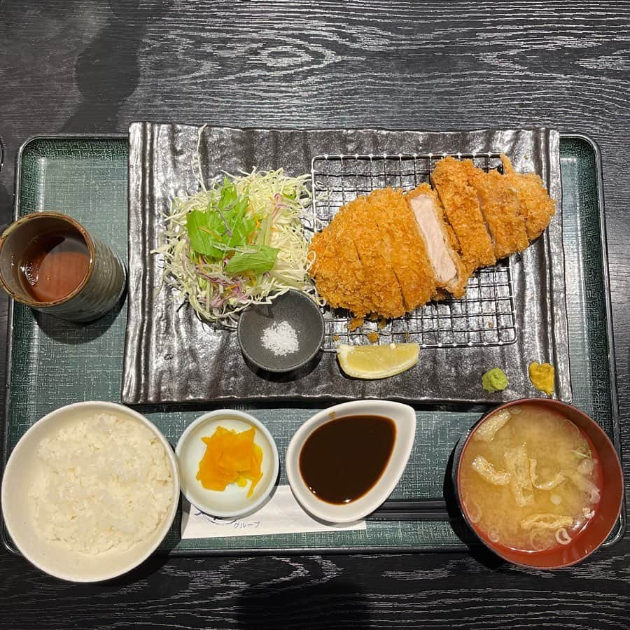 小林麻耶さんのインスタグラム写真 - (小林麻耶Instagram)「✨純白のビアンカ✨とんかつ定食✨ @ekinann0317   あまくて💓さっぱりしていて💓美味しかったぁあ❤️  Yuu @yuu_niigata さんのシュウマイも純白のビアンカ‼️  純白のビアンカは✨新潟のブランド豚です👍 新潟県長岡市の広大な牧場で育てられていて💓新潟県阿賀野市の大人気ヨーグルト✨ヤスダヨーグルト✨製造過程でできるホエイ（乳清）を飼料にされているそうです🥰　@junpakunobianca   新潟の食材を新潟でいただいて✨ 新潟のやさしい方々と触れ合い✨ こころも、からだも、さらに元気になっていっています❤️  おかえりなさい💓 応援しています💓 大好きです💓 ファンです💓 移住のニュースみました💓 声をかけてくださった皆様🤗有難う御座います❤️めちゃくちゃうれしいです🥰  #世界に新潟を #Niigata5GOGO @akira_kunimitsu  @maya712star9  #勝手に新潟アンバサダー  #新潟駅南ランチ　#けやき通り @ekinann0317  #ぜんてい新潟lexn店  #ホットペーパーで予約しました 😃」8月11日 9時55分 - maya712star9