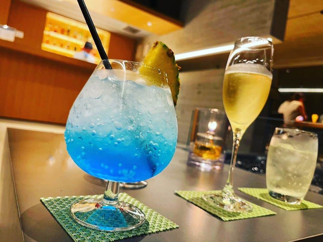 ニーコさんのインスタグラム写真 - (ニーコInstagram)「夏休みリゾート🏝️⑤親子でBAR🍸💜💜 今回の目玉の１つ"キッズカクテル"や"子どもビール"が楽しめる親子で行けるBAR🩵 8歳のお誕生日を憧れのカクテルやビールで乾杯しよう！とじゅちもソワソワ＆ウキウキ😆笑 もちろんノンアルのジュースなんだけど、それっぽく美味しく作られてます✨ 7歳ラストナイトはラムネカクテルでかんぱーい🍸 8歳おめでとうは憧れのビールでかんぱーい🍺 ちょっとオトナの階段をのぼった気になってたじゅちでした✨ ちなみに雰囲気も高級で景色も良く最高な本物のBAR。夫婦2人とも酒好きだしこんなステキな親子BARが近くにあったらいいなぁ🥺誰か作ってください笑 #夏休み#リゾート#家族旅行#リソルの森 #親子で#bar#バー#キッズカクテル#キッズビール#こどもビール#こどもびいる #8歳#8歳誕生日#happybirthday#乾杯#酒#酒好き」8月11日 10時08分 - neeko_isuzu