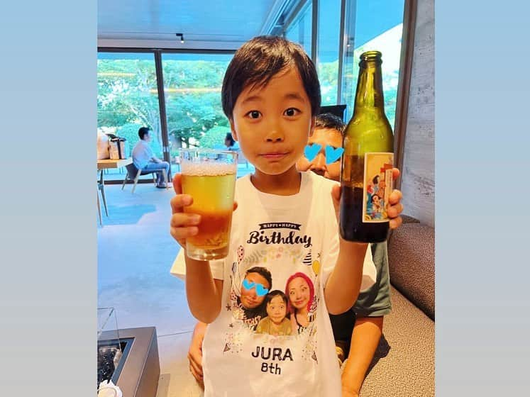 ニーコさんのインスタグラム写真 - (ニーコInstagram)「夏休みリゾート🏝️⑤親子でBAR🍸💜💜 今回の目玉の１つ"キッズカクテル"や"子どもビール"が楽しめる親子で行けるBAR🩵 8歳のお誕生日を憧れのカクテルやビールで乾杯しよう！とじゅちもソワソワ＆ウキウキ😆笑 もちろんノンアルのジュースなんだけど、それっぽく美味しく作られてます✨ 7歳ラストナイトはラムネカクテルでかんぱーい🍸 8歳おめでとうは憧れのビールでかんぱーい🍺 ちょっとオトナの階段をのぼった気になってたじゅちでした✨ ちなみに雰囲気も高級で景色も良く最高な本物のBAR。夫婦2人とも酒好きだしこんなステキな親子BARが近くにあったらいいなぁ🥺誰か作ってください笑 #夏休み#リゾート#家族旅行#リソルの森 #親子で#bar#バー#キッズカクテル#キッズビール#こどもビール#こどもびいる #8歳#8歳誕生日#happybirthday#乾杯#酒#酒好き」8月11日 10時08分 - neeko_isuzu