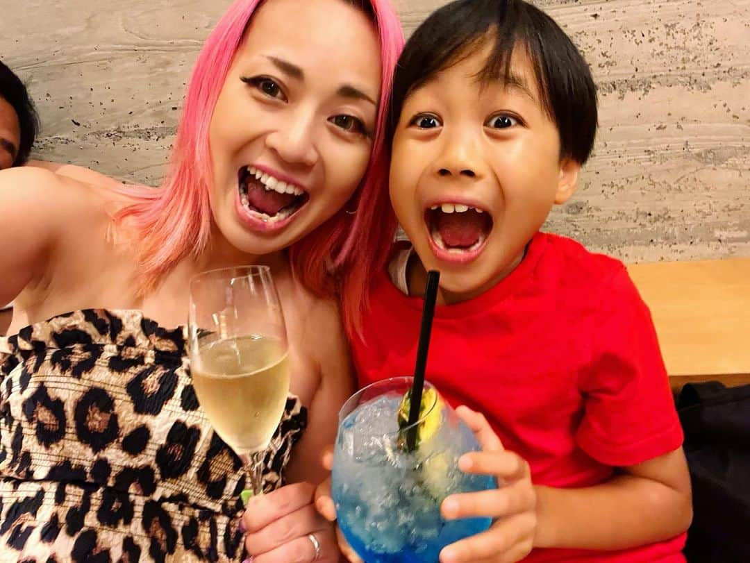 ニーコのインスタグラム：「夏休みリゾート🏝️⑤親子でBAR🍸💜💜 今回の目玉の１つ"キッズカクテル"や"子どもビール"が楽しめる親子で行けるBAR🩵 8歳のお誕生日を憧れのカクテルやビールで乾杯しよう！とじゅちもソワソワ＆ウキウキ😆笑 もちろんノンアルのジュースなんだけど、それっぽく美味しく作られてます✨ 7歳ラストナイトはラムネカクテルでかんぱーい🍸 8歳おめでとうは憧れのビールでかんぱーい🍺 ちょっとオトナの階段をのぼった気になってたじゅちでした✨ ちなみに雰囲気も高級で景色も良く最高な本物のBAR。夫婦2人とも酒好きだしこんなステキな親子BARが近くにあったらいいなぁ🥺誰か作ってください笑 #夏休み#リゾート#家族旅行#リソルの森 #親子で#bar#バー#キッズカクテル#キッズビール#こどもビール#こどもびいる #8歳#8歳誕生日#happybirthday#乾杯#酒#酒好き」