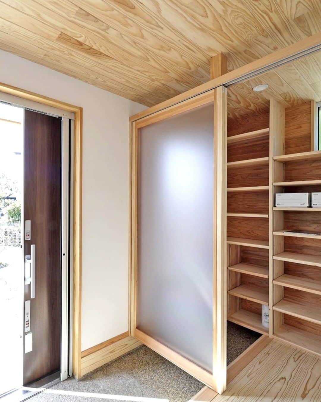 Yasuhiro Arimuraのインスタグラム：「玄関は、お客様用と家族用で分けてあります。 急な来客が来ても、扉ですぐに隠せる作りです。透過性があるすりガラスを使った扉なので光を通し、明るい玄関になります。 家族用には、天井まである大きな造作建具の棚で収納はバッチリ。  玄関扉を開き戸にするか引き戸にするかというのは、それぞれの家族の好み次第。 平屋の場合だと、比較的引き戸が多い傾向があるようです。 玄関には、造作のベンチと手すりを付けて、靴の脱ぎ履きがしやすいようにしました。  more photos... 👉 @yasuhiro.arimura #光と風 #sumais #リビング #明るいリビング #注文住宅 #家づくり #平屋のお家 #造作建具 #ウッドデッキ #マイホーム #マイホーム計画 #木の家 #住まい #新築 #オーダーメイド住宅 #鹿児島 #工務店 #工務店がつくる家 #工務店だからつくれる家 #設計事務所 #子育て #自然素材 #賃挽き製材 #デザイン #暮らし #暮らしを楽しむ #シンプルな暮らし #丁寧な暮らし #田舎暮らし #instahouse」