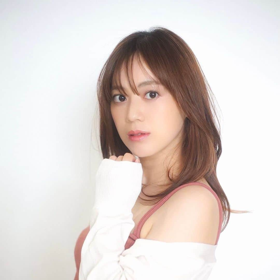 堀有里のインスタグラム：「今年も無事 誕生日迎えましたーーー！！！🎉  感謝を伝える日。 いつもこんな私と付き合ってくれて ありがとうございます。 たくさん恩返しして行きたいと思います。  いい意味での歳を重ねて、 でも初心を忘れず！ 丁寧な関わり合いが出来るように、 内面を磨くことを目標にします☺️💡  #birthday #誕生日」