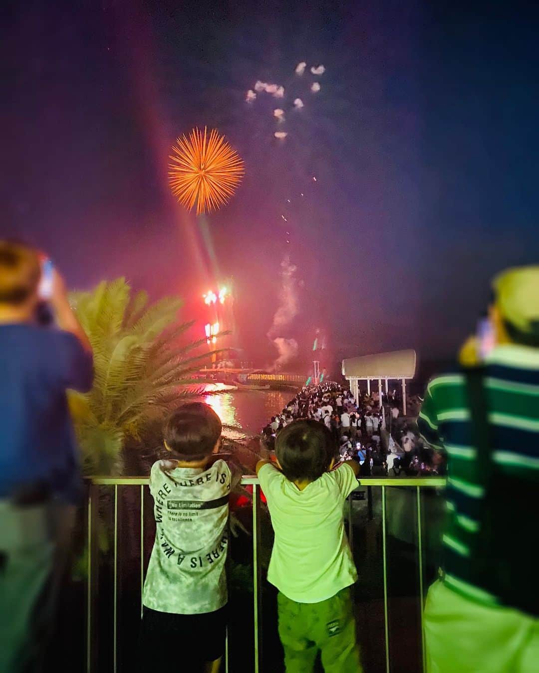 蒲生麻由のインスタグラム：「息子達にとって、 初めて間近に観る花火大会🎇  『花火ってこんなにうるさいんだね』  が第一声www  でも、大迫力の花火に大満足した様です^_^  #花火大会  #初めての花火大会 #男の子兄弟 #6歳と4歳  #夏休みの思い出  #夏の風景 #summer #fireworks #enoshima  #母ちゃんそろそろ疲れたぞ  #早く学校始まって」