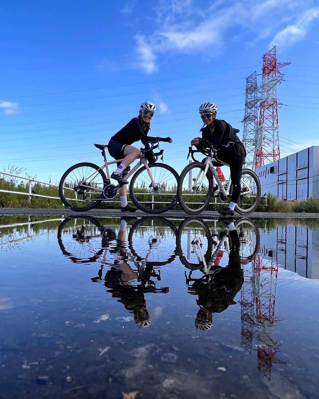 水越結花のインスタグラム：「🧁 HAPPY BIRTHDAY MihoC❤️ いつもたくさんの愛👹をありがとう！ 今年は37km Runはおあずけ✨ また泳いで漕いで走ってたくさん笑おーねー💋  膝の手術を無事終えて翌日には朝ヨガして 最強のギアを早速つかいこなしながら🩼 変わらず動き回ってる、本当にすごい。  それに引き換え妹はふにふにサマー！ 体調絶不調でオーライ🧚🧚🧚🌈」