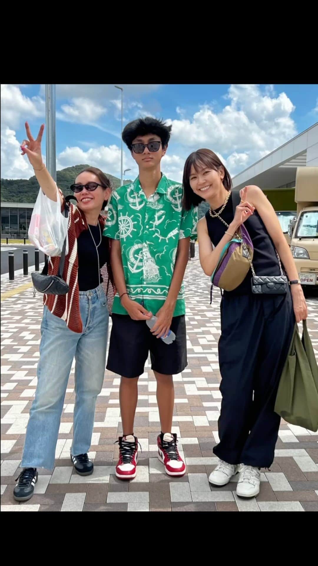 ナオのインスタグラム：「家族旅行😊 初めての長距離運転 初めての那須塩原 初めてのサファリパーク 初めてが詰まった旅行でしたが楽し過ぎた😆 帰りたくなーい ずっと泊まりたいという息子。 私達もだよ^ ^ また行こうね！！  #家族旅行 #妹とモノマネカラオケ #お腹痛い🤣 #最高旅 #甥っ子も楽しんでた」