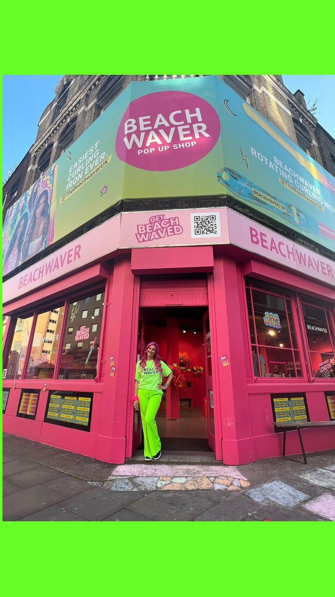 オードリナ・パトリッジのインスタグラム：「Dream Big everybody!!! 💓 Our incredible team @thebeachwaver have been working so hard and giving all their creative energy to make our first ever pop up a reality!!! Come visit us and test a curl on the wall of hair (thanks to @colleenkennedycohen for the genius idea) + @alexandraspicer for dying the hair and sewing it all up so beautifully!!! This space is EPIC 🎉🙌  Come visit us at: 149 Shoreditch High St  OPEN: Mon-Sat 10-8, Sun 12-8  #shoreditch #shopsmall #shoreditchstreetart #hairvideos #hairvid」