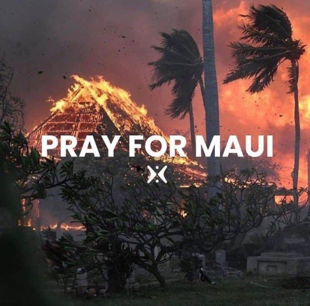 ニコール・シャージンガーのインスタグラム：「Sending prayers to Maui 🙏🏽 Link below to join the fundraiser.」