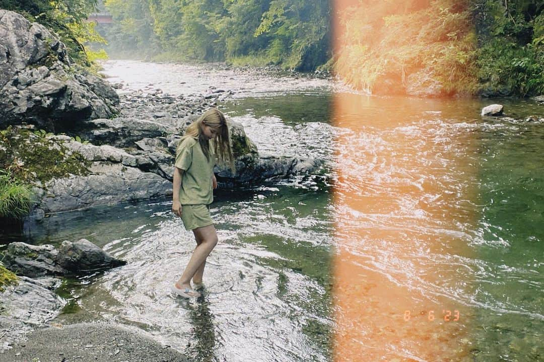 倉田瑠夏さんのインスタグラム写真 - (倉田瑠夏Instagram)「山の日🌿  #photo #photography #film #filmphotography #filmcamera #🎞 #⛰️ #山の日 #山 #川 #🏞 #オフの日コーデ #オフの過ごし方 #思い出 #写真 #2023 #8月 #discovertokyo #ig_japan  #explorejapan #unknownjapan  #japanAdventure #billabong #セットアップ #クロックス #クロックスサンダル #crocs #お気に入り #癒し #療癒」8月11日 10時35分 - ruka.kurata