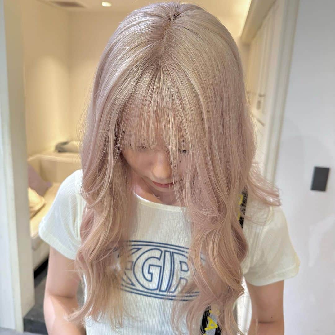 Beleza_official_instagramのインスタグラム：「1人ひとりに似合ったカラー 作ります♡ ・  色落ちまで綺麗なカラー やわらかいカラー 一人ひとりに似合うカラー お任せください✊🌼🌟 ブリーチは誰に任せるかでダメージが 変わってきます！ ご予約はDMorホットペッパーから お願いします😉💕 Rei指名していただければ 絶対に可愛くします✊ belezaに来たことある方でもRei指名可能です😇 "また会いたい"と思わせます❗️ ・ わからないことがあればDMまでお願いします🤲  黒染め、縮毛履歴はハイブリーチメニューで ご予約ください🤲 記載のお時間より、ブリーチの抜け具合で お時間かかる場合がございます。 当日は長めに見ていただければ助かります。 お任せください♡♡」