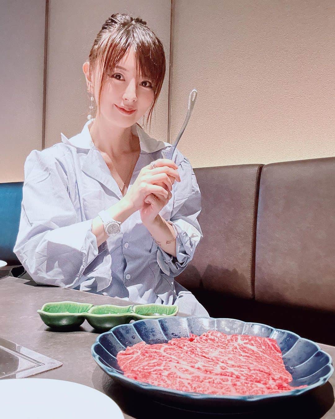 satomiのインスタグラム：「🍖🥩🍾 ・ 今日は目黒で焼肉dinner🥩 夏ってお肉食べたくなります🤤 ・ めちゃオシャレなお店👏 デート受け間違いなし！ ・ 今日はきゅうこんコースです✏️ 前菜からデザートまでボリューミーで大満足🥹🍴 ・ 個人的に豚も好きなので 牛豚両方食べられるって嬉しい☺️ それにすき焼きもしゃぶしゃぶも あるの珍しい…今までで1番大満足コースかも☺️🐮🐮 ・ 帰りに野球みたよ⚾️ 久々の神様のホームラン！！ ロドリゲス&北村選手に大活躍！  PR @kyukon294 #焼肉きゅうこん  #目黒グルメ  #目黒ディナー  #目黒焼肉  #目黒居酒屋  #目黒飲み #焼肉 #すき焼き #肉スタグラム #東京焼肉  #デート飯 #女子会ディナー #焼肉デート #お肉好きな人と繋がりたい #BBQ #肉食女子 #筋トレ女子」