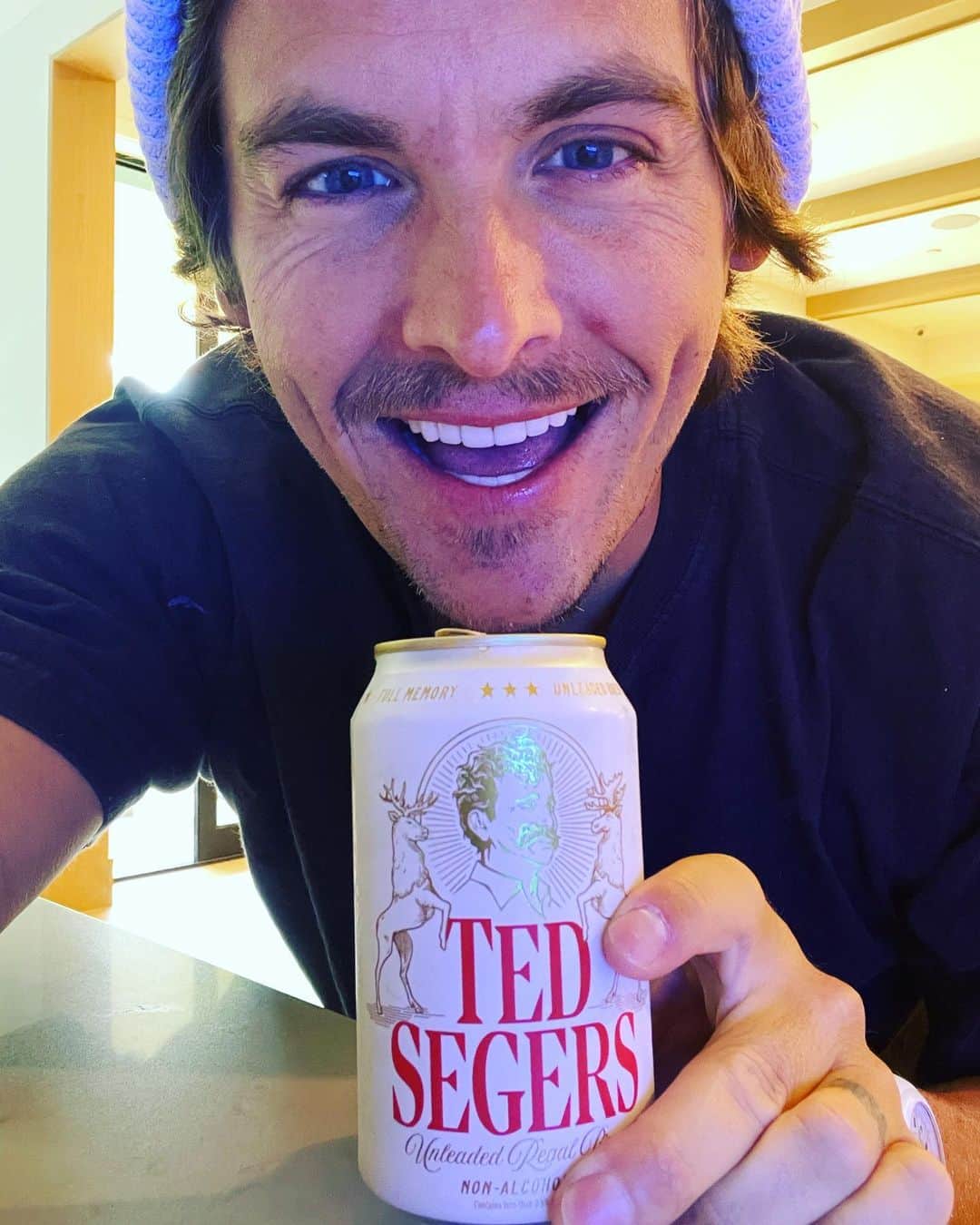ケヴィン・ゼガーズのインスタグラム：「Ted Segers. What a product. A non-alcoholic beer so good, I’m doing an ad here for free. All I ask in return is a case be delivered to my home in lieu of Dax’s sporadic drop offs. Congrats to my pals @bestfriendaaronweakley and @daxshepard .  Liquid Gold my boys. Michigan is proud. @tedsegersbrew」