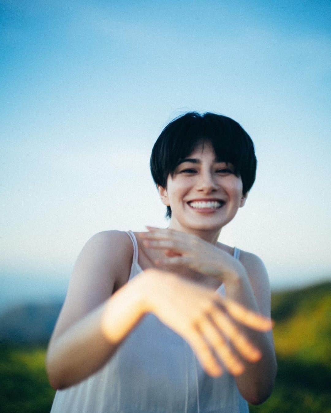 のインスタグラム：「_ 『週刊文春』発売中📚 朝日がきれいすぎたぜ🌄  📷... @makotomaxx 👗... @suzukitakayuki_atelier 💄... @tarouyama」