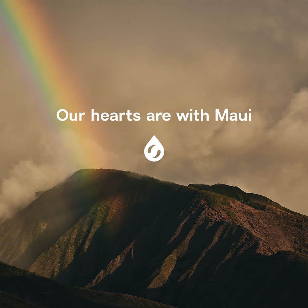 surflineのインスタグラム：「Our hearts go out to the people of Maui.   Lahaina and other parts of Upcountry Maui suffered an intense wildfire that left residents and first responders in desperate need of help. There is a link in bio to read the full story as well as a list of approved ways to help support.」