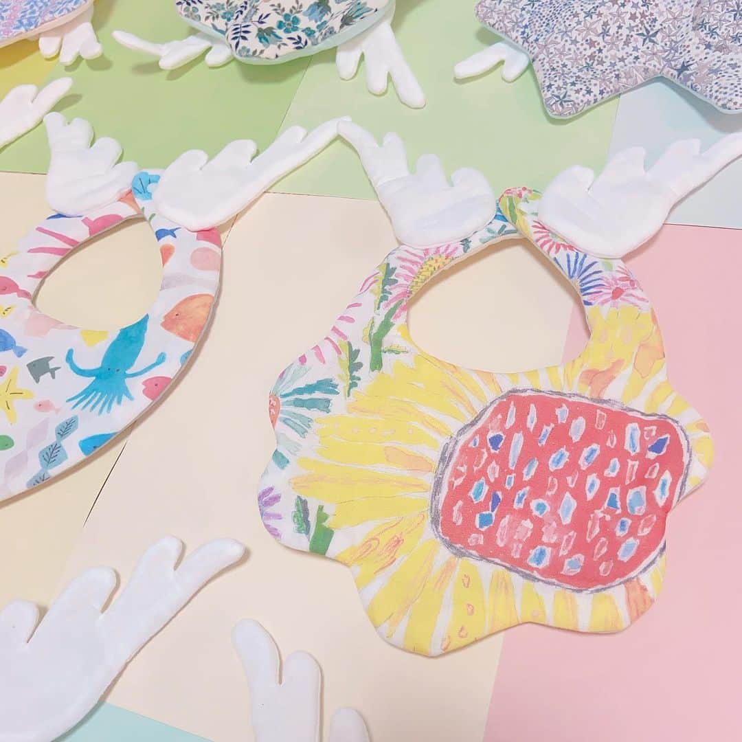 chocolat＊スタイやベビー雑貨のお店です♡のインスタグラム：「. 「カラフル レトロなマルシェ」コレ @aruiha1025  納品スタイですﾟ*｡꒰ঌ.  いつもとちょっと違った生地で お作りしました♡♡  有難い事に初日から 沢山お嫁に行きましたので 本日追加納品させていただきます💕  お子様用はもちろん、ご出産祝いに、 お盆に久々に会う子どもへのプレゼントに、、♡ いかがでしょうか？🤭♥︎  近鉄四日市2階 プラグスマーケットにて 15日まで開催しておりますので 是非遊びに行ってください♪  #天使スタイ#天使のはね#リバティスタイ#出産祝い#ベビーギフト#親バカ#親バカ部#三重帰郷#近鉄四日市#プラグスマーケット#赤ちゃんのある生活#三重ママ#四日市ママ」