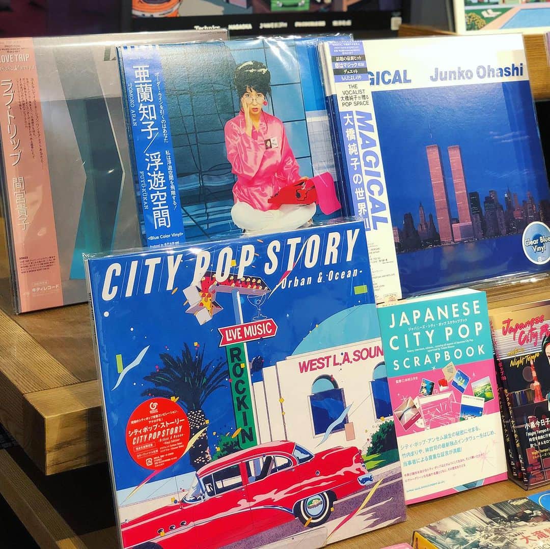 代官山 蔦屋書店　DAIKANYAMA T-SITEさんのインスタグラム写真 - (代官山 蔦屋書店　DAIKANYAMA T-SITEInstagram)「【CITY POP on VINYL】   1970年代から80年代にかけて流行し、近年日本の若い音楽ファンのみならず、海外の音楽ファンの間でも確固とした人気を誇るジャンルとなった”シティ・ポップ”。 1号館2階音楽売場にて、究極の70s～80sシティポップ定番コンピ「シティポップ・ストーリー ～Urban ＆Ocean 」や、マルチプレイヤー河原太朗によるソロ・プロジェクトTENDREの「PRISMATICS」などシティ・ポップの新旧作品を厳選して展開しております。」8月11日 10時58分 - daikanyama.tsutaya