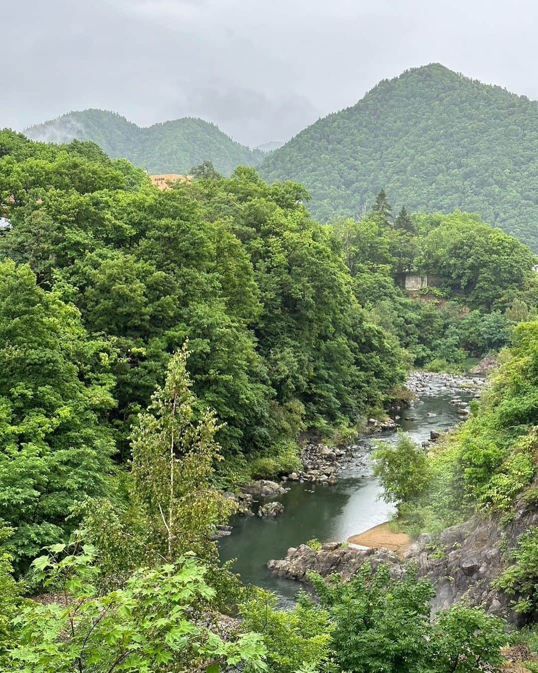 太田吉彰のインスタグラム：「『定山渓温泉』 夏休みに定山渓温泉♨️に行ってきました！　  リフレッシュしてきました😊　　  #北海道　#札幌　#定山渓  #定山渓温泉  #定山渓ネイチャールミナリエ  #夏休み  #温泉　#リフレッシュ」