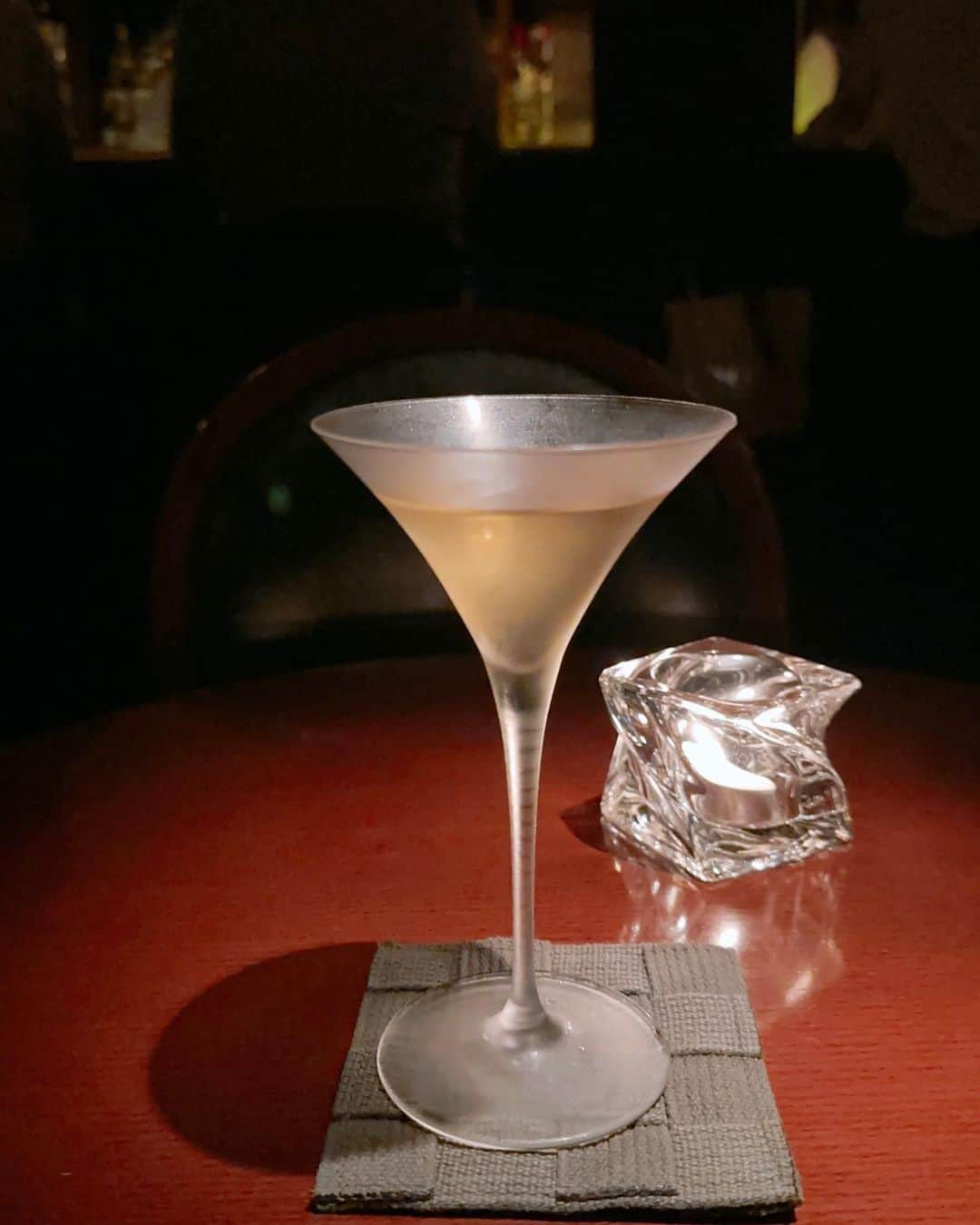 香川絵馬のインスタグラム：「飲み始めから、飲み終える時まで ずっと美味しい。  カウンター6席、テーブル３つの こぢんまりとしたオーセンティックバー。  ちょっとした食べ物が美味しくて マスターのお客様との距離の取り方が絶妙。  世界一好きなバーです。 （と、マスターに言うと、世界を知らなさすぎ。と、笑われるのですが…）  18年くらい通っているお店なのですが  20代の頃の 独身時代の気楽にいつでも行けるバーという存在から  結婚して、子供ができて ライフスタイルが変わり  今では年に数回、 夫と子供が旅行に行って （別名、おとこ旅）  一人の時間がある時に  やりたい事、行きたい所リストの上の方に載せてある、とっておきのバーとなっています。  私にとっては大好きなお店だけど、 もしかしたら 他の人には落ち着かないかもしれない。  きっと、お店や、人や、物もだけど  それらとの関係を築いていって、 少しずつ、居心地が良くなって  そして、安心できる場所や 馴染んだ使い心地になるのかな。  美味しいカクテルを飲みながら そんな事を考えていました。  という事で、  夜に一人の時間ができたので 私のベストプレイスで少しだけ飲んだ夜😊  大満足💯」