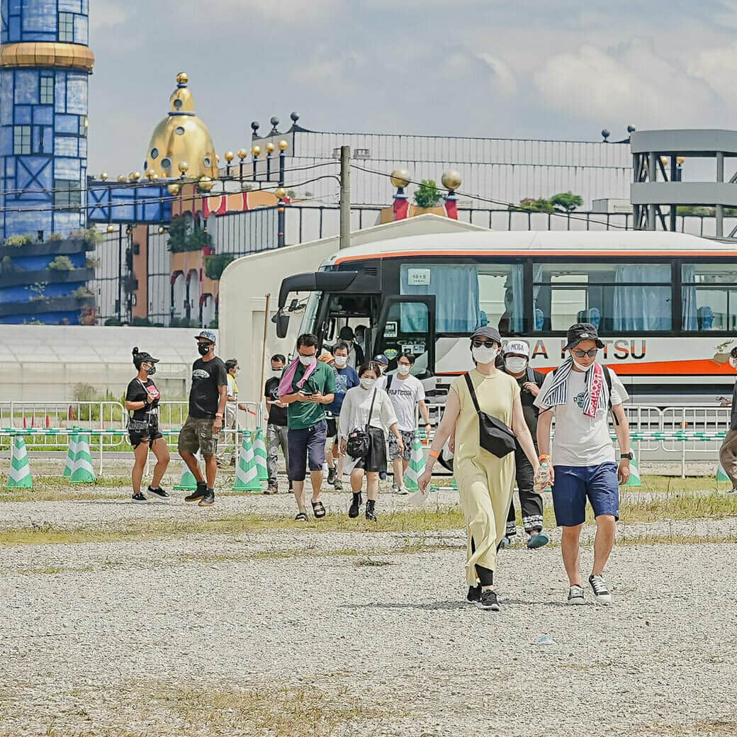 サマーソニックのインスタグラム：「#サマソニ 大阪 🚌アクセスチケットの確保はお済みですか？  サマソニ大阪へ参加の皆さん、アクセスチケットは確保済みでしょうか？ 大阪会場近辺はタクシーの乗り入れ制限、自家用車の駐車場はございませんので、各所から発着するバスでのご来場がメインの交通手段です💁  詳細はプロフィール欄のリンクより公式サイトをご確認下さい😇 https://www.summersonic.com/news/23-08-11/」
