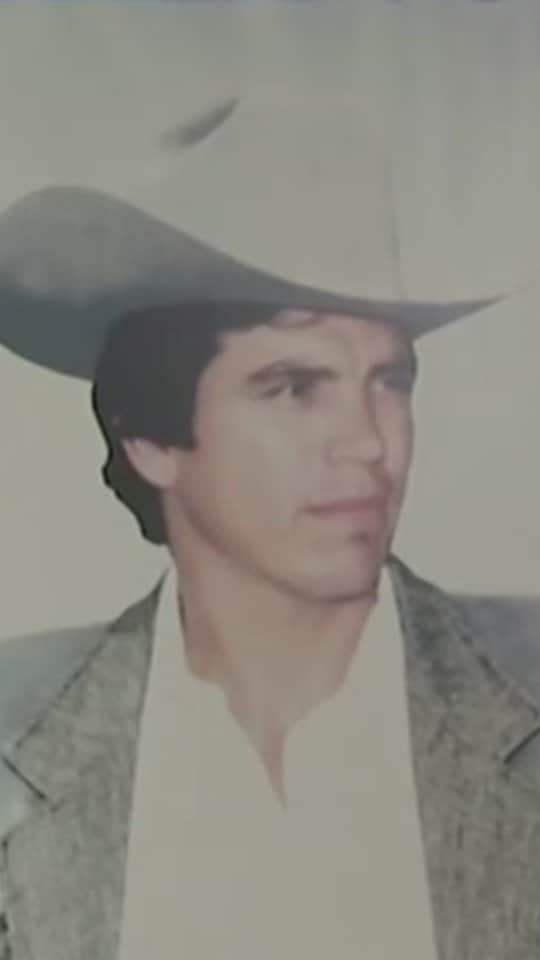 Primer Impactoのインスタグラム：「🗣️ "No lo vamos a glorificar": la viuda de "Chalino" Sánchez, asesinado hace más de 30 años, habla con @danielaganoza de la serie sobre el cantante mexicano y cómo el legado del 'Rey del Corrido' sigue vigente gracias a sus fanáticos.  📺 Más en Primer Impacto a las 5pm/ 4C de lunes a viernes por @univision.   #chalinosanchez #reydelcorrido #musica #primerimpacto」