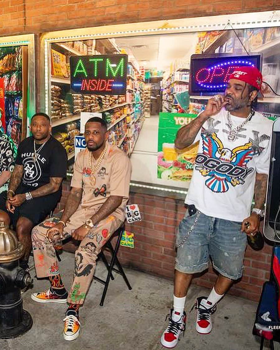 ファボラスのインスタグラム：「From Building Blocks.. to buildings wit blocks.. to building a block 📶🆙  A Bodega, a Brownstone, a Chinese Restaurant, a Liquor Store, & a Flat Fix.. Only thing missing is a Church & a Barber Shop.. We Celebrated Life on the block different for Capo」