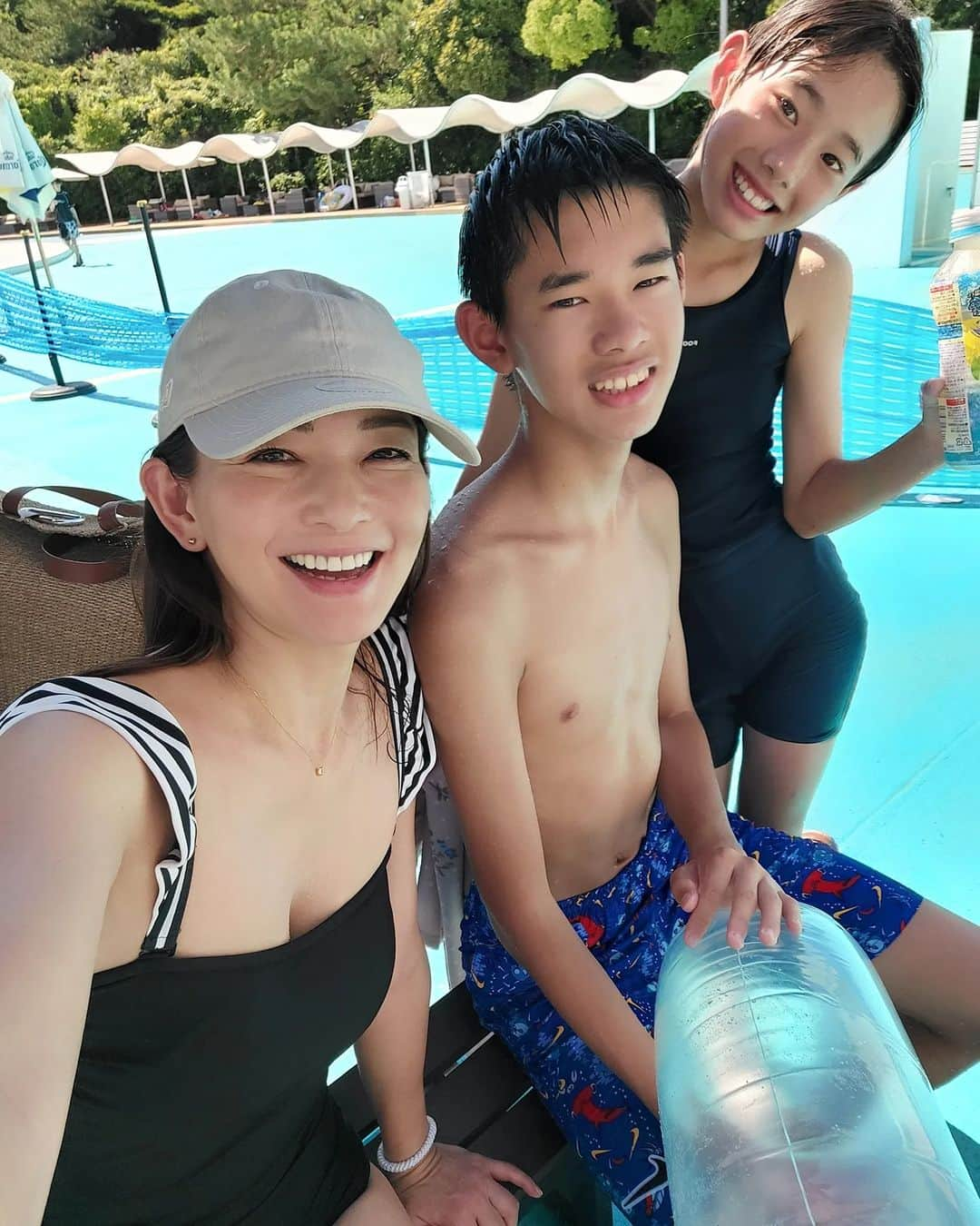 佐藤純のインスタグラム：「毎日暑いね～☀️  先週、ナオちゃん親子とプールに行ってきました🏊‍♀️  @nao_nao310  ナオちゃんの甥っ子くんに一年ぶりに会えて、子供たちもめっちゃ楽しそう😆  プールの後も遊び足りず、夜も近くの公園で鬼ごっこしたり🏃🏃🏃🏃  楽しかったな❤  実は、昨日もプールに行ってきたのだ🤣  #プール #親子 #ママ #ママモデル #モデル #mama #mamamodel #model」