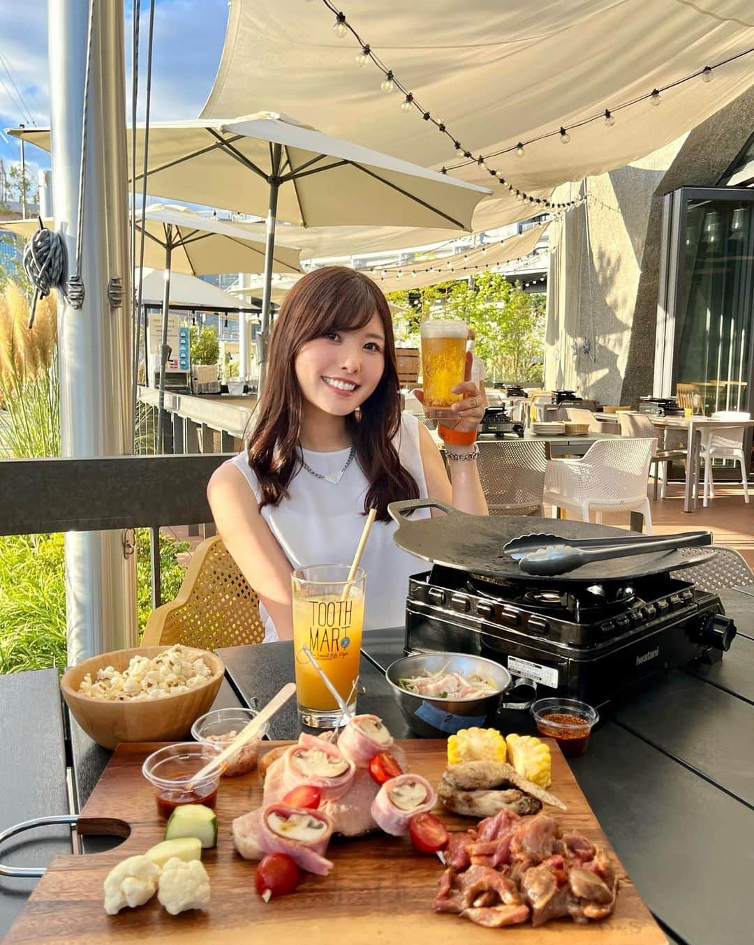 のインスタグラム：「神戸のハーバーを一望！ 最旬スポットでBBQ🍖✨  @toothmart_foodhallnightfes   神戸最大級のフードホール 「TOOTH TOOTH MART FOOD HALL ＆NIGHT FES」 夏にピッタリのBBQプランが スタートしました💕  BBQプレートと1人1000円分の 食事券が付いていて チケット🎫はフードコートや お肉や野菜の追加にも使える❣️  アルコールとソフトドリンクが 飲み放題で種類も多いし フードコートのバーカウンターが めちゃくちゃオシャレ😘💓  是非行ってみてね😌🤍  📍 兵庫県神戸市中央区新港町7-2神戸ポートミュージアム1階トゥースマートフードホール  PR @toothmart_foodhallnightfes #神戸観光 #神戸バーベキュー #神戸bbq #神戸テラス #神戸飲み放題 #toothmart #元町グルメ #神戸夜景#Kobe#テラスカフェ#アトア」