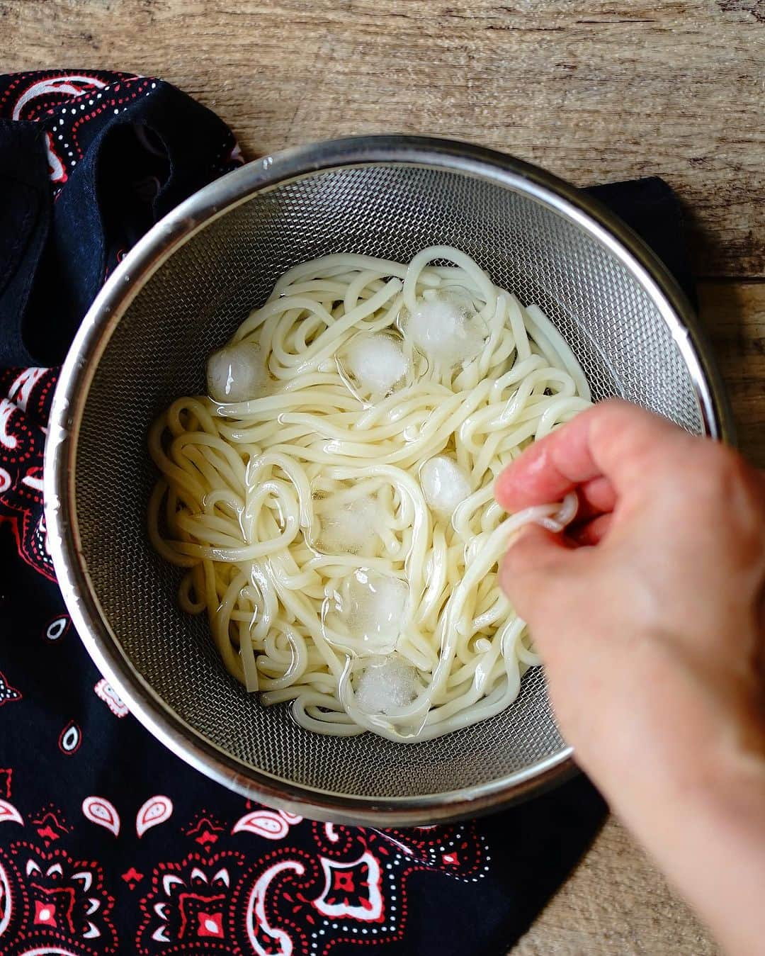 おがわひろこさんのインスタグラム写真 - (おがわひろこInstagram)「2023.8.11 夏休みのお昼ごはんに毎日悩んでいる方へ📣  フジッコ「カレーうどんの素」を使えばとってもとーっても簡単に作れちゃうんです✨ レシピは、具材をたくさんのせていますが、具材なしでも問題なくおいしいのでお試しあれー💁🏻‍♀️  気持ちに余裕ある時に具材のせて作ってみてね😂  具沢山！冷製カレーうどん🍛👳🏾‍♀️ 【材料】2人分 ・フジッコ「カレーうどんの素 和風だし」　2袋 ・冷凍うどん（細麺がおすすめ）　2袋 ※乾麺のうどんでもOK！ ・コーン（缶詰）　大さじ4 ・オクラ　3本 ・ウインナー　4本 ・温泉卵（市販）　2個 ・小ねぎ　適量  【作り方】 ❶うどんを茹でて冷水でしめ、水気をしっかり切る ※冷凍うどんを電子レンジで加熱する場合は、袋の表示通りに加熱し、冷水でしめ水けをしっかり切ってください  ❷コーンの缶詰からコーンをとり出し、水気切る  ❸オクラのヘタを切り落として塩揉みし、まな板の上で転がして板ずりする  ❹オクラをサッとゆでたら流水にさらし、縦半分に切る。ウインナーも茹で、粗熱をとっておく  ❺フジッコ「カレーうどんの素 和風だし」を、パッケージの表示通りに加熱する  ❻器に①のうどんを盛り付け、⑤をかけ、コーン、オクラ、ウインナー、温泉卵をのせる。カットした小ねぎを散らしたら完成」8月11日 11時06分 - hiroogw