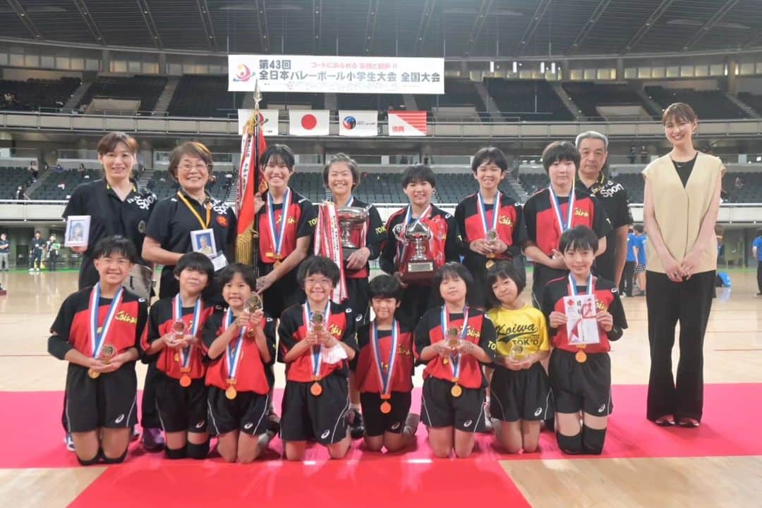 TBSバレブーさんのインスタグラム写真 - (TBSバレブーInstagram)「. きのう「第43回 全日本バレーボール小学生大会 全国大会」決勝戦が東京体育館で行われました💪💪  大会初のアンバサダーに就任した #木村沙織 さんも試合後には感涙😭✨️  木村さんと記念撮影も😊 女子→小岩クラブ（東京） 混合→深川VBC（広島) 男子→山王（京都）  選手のみなさん関係者の方、 スタッフのみなさんおめでとうございます🎉  そしてたくさんの運営に関わっていた皆さま お疲れさまでした😊」8月11日 11時07分 - tbs.volleyboo