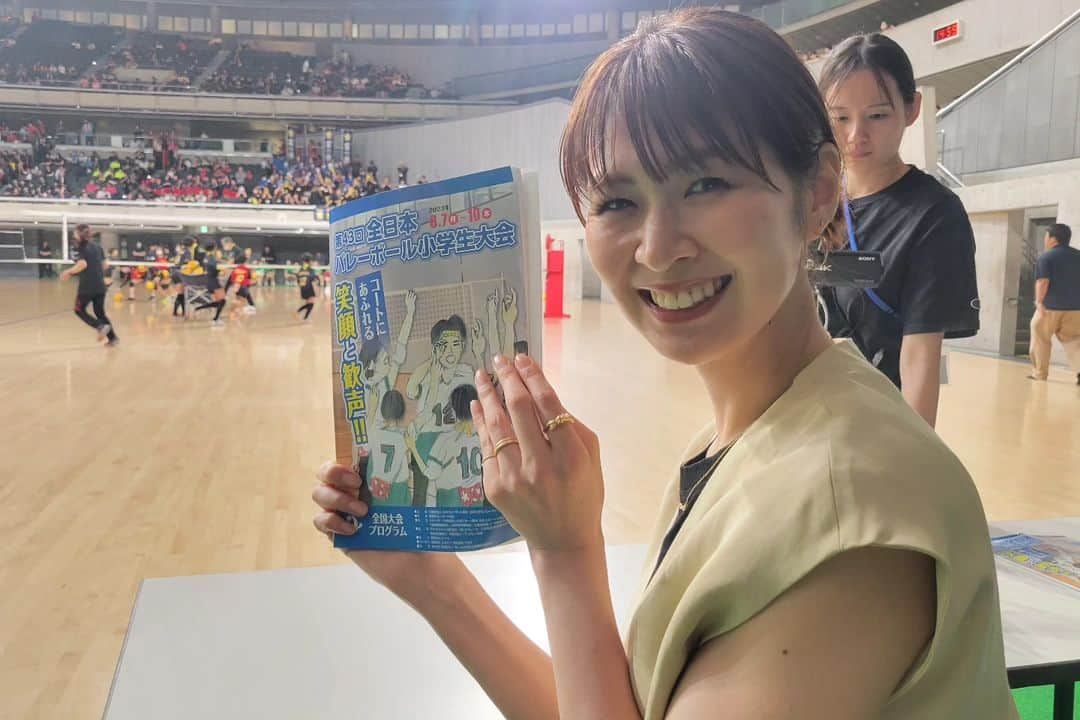 TBSバレブーのインスタグラム：「. きのう「第43回 全日本バレーボール小学生大会 全国大会」決勝戦が東京体育館で行われました💪💪  大会初のアンバサダーに就任した #木村沙織 さんも試合後には感涙😭✨️  木村さんと記念撮影も😊 女子→小岩クラブ（東京） 混合→深川VBC（広島) 男子→山王（京都）  選手のみなさん関係者の方、 スタッフのみなさんおめでとうございます🎉  そしてたくさんの運営に関わっていた皆さま お疲れさまでした😊」