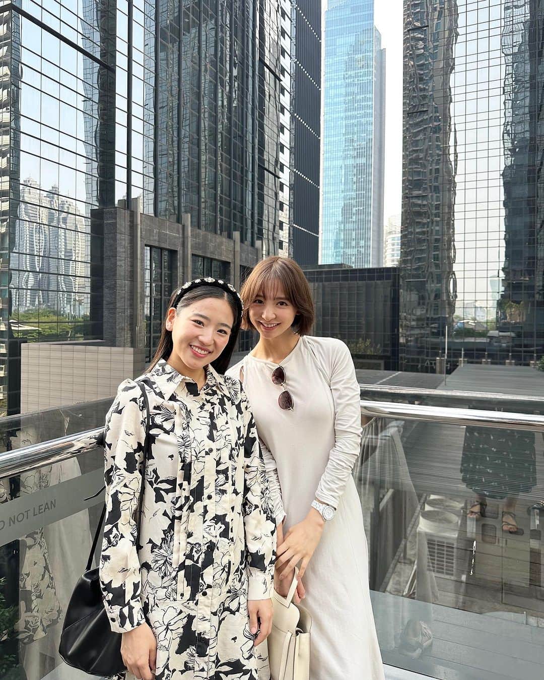 篠田麻里子のインスタグラム：「インドネシア🇮🇩 ジャカルタに行こうとはるごん訪ね @haruuuu_chan  市場調査も兼ねて、半分仕事半分遊びで単身行ってきました✈️  10年前にジャカルタ48 @jkt48  初期として日本から🇯🇵行って今やジャカルタの有名人㊗️ 本当はるごんのバイタリティには尊敬するばかり🫡 インドネシア語も話せない、まだこの土地にアイドルというものもない時代に大変だったと思うけど本当に素晴らしい👍  初のジャカルタは空港から既に人が優しくて大好きになりました🥹  マイボトルや紙ストロー等取り組み、スーパーではレジ袋は無しのみんなエコバッグ🙌  そして個人的には今Green School Baliに興味があり 【校舎が竹でできていて、電力や飲み水や食べ物などを自給している】自然のものをテーマに自然環境を利用した楽しい授業が行われたりと😍  まずは何事も自分で行って見て感じて確かめて♡ とてもワクワクする有意義な時間✨  はるごんに「ジャカルタ行くね！って言って来た人まりちゃんが初めてだよ」って🤣 有言実行の女です😁🫰🏻  #ジャカルタ」