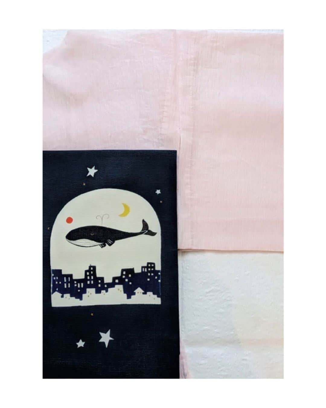 川村亜紀のインスタグラム：「夢見るクジラさん🐳💤 夜空に浮かぶクジラさんが可愛い夏帯です。 濃い地色ですが、クジラさんのお陰で渋くならないので好きな帯です。 長吉呉服店さんにピンクの小千谷縮との組み合わせをご提案いただきました。 ありがとうございます🐳💕  #kimono #kimonocordinate #japanesekimono #japanesetradition #beautifultradition #lovekimono  #instakimono #기모노  #お着物 #お着物コーディネート #着物コーディネート  #夏着物 #小千谷縮 #夏着物コーデ #夏帯  #長吉呉服店 さん #亜紀の和装記録 #🐳」