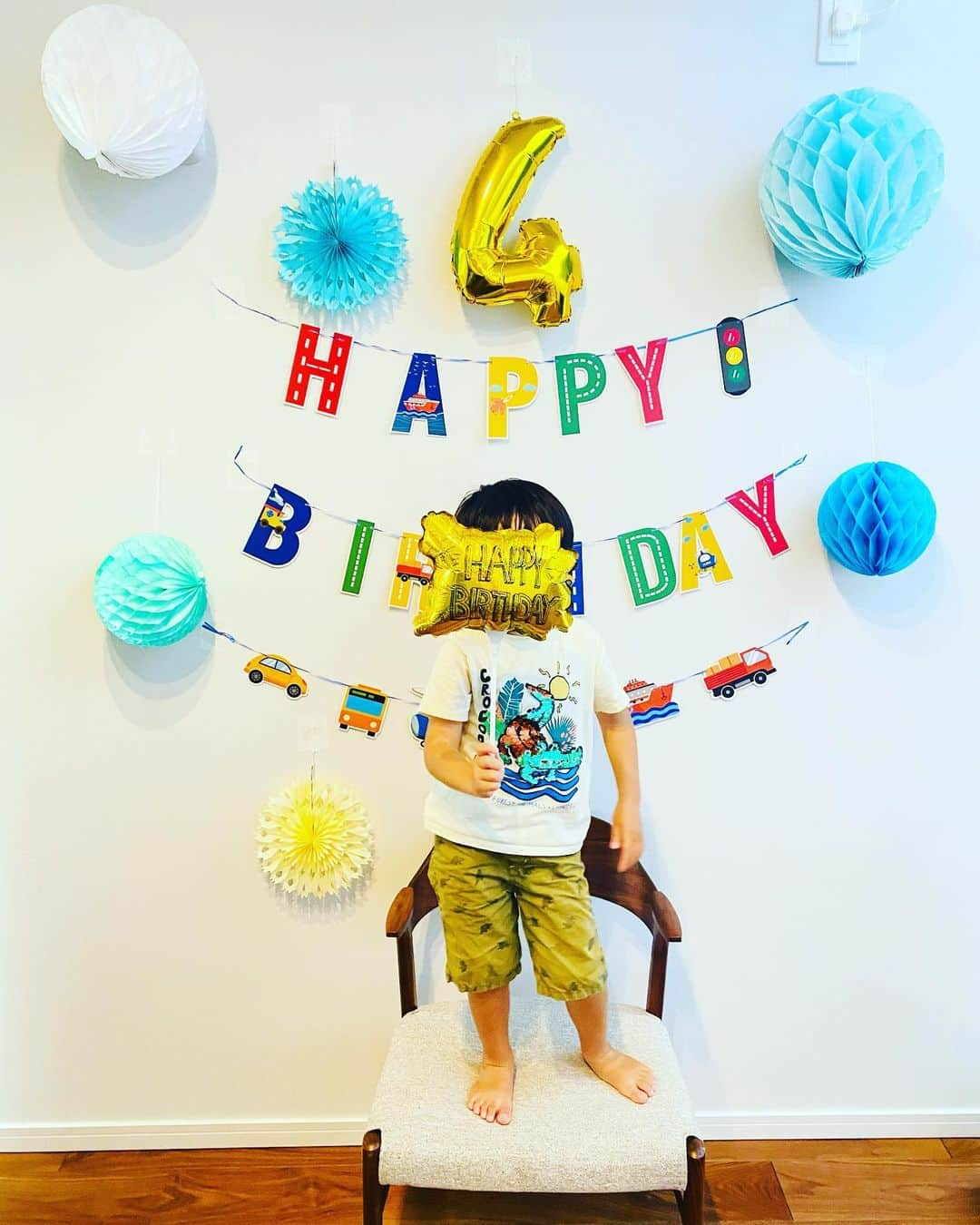 蒲生麻由のインスタグラム：「Happy Birthday to my sun🎉  8月9日は次男の4歳の誕生日でした🎂  相変わらず実年齢より身体も大きいし、 言葉も達者なので、 『あれまだ3歳だったの⁉️』 びっくりされがちですが、 4歳になりました❣️  これからどう成長していくのか、 今から将来が楽しみで… そして不安な人です😅💦  とりあえず、 真逆な性格の長男との兄弟喧嘩 だけは、なんとかならないものかと… 母は日々悩んでおります。  どうか、持ち前のパワーと強さ、 そしてその甘い笑顔を生かして、 楽しい人生を送ってもらいたい^_^  誕生日おめでとう🎁  誕生日当日は、 恒例の不二家レストランでランチしてお祝い🎂  映画『マイエレメント』を鑑賞し、 その後は、室内遊び場で閉店まで 思いっきり遊んで盛りだくさんな一日でした💨💨💨  #次男 #息子の誕生日  #4歳になりました  #盛りだくさんな1日  #甘いケーキが苦手 #アイスケーキでお祝い」