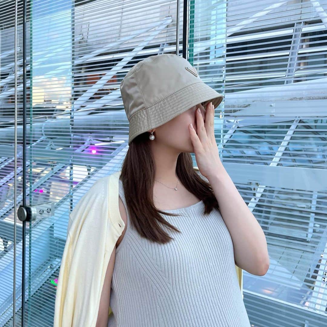 ひよんのインスタグラム：「🤍🧡  この前のコーデ🤰♡  ●ワンピース @gu_global  ●カーディガン @uniqlo  ●バケハ @prada  ●バッグ @ronhermanstore  ●サンダル @manoloblahnik  ●ピアス @mondayeditionseoul  ●ネックレス @banyan_jp   ワンピースは昨日の #ひよんちゃんねる で紹介したものだよ👗 ネックレスは0.3ctの大きさ💎  #ひよん #ひよんコーデ #ひよんマタニティ #マタニティコーデ」