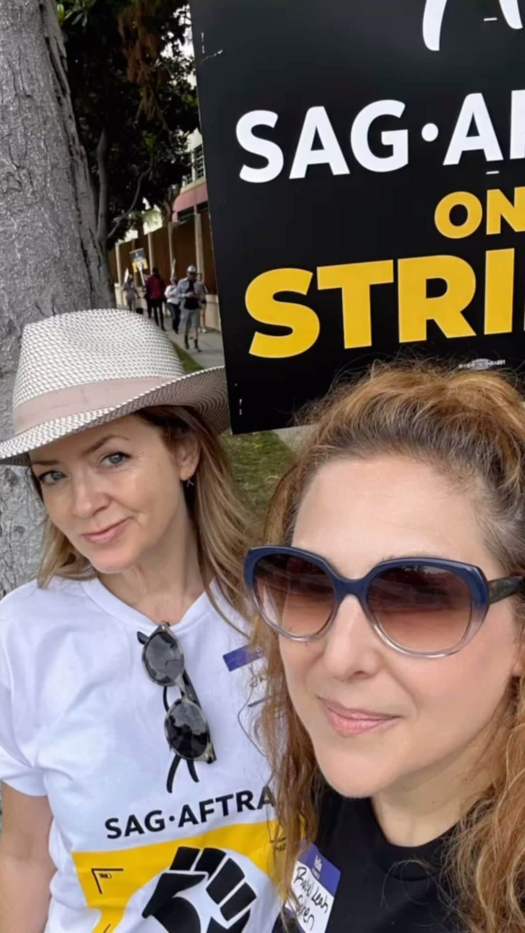 ジュリアナ・デヴァーのインスタグラム：「Day 101 of the Writer’s Strike Day 27 of the Actor’s Strike . Pay your artists fairly for their work AMPTP. Not backing down. . #sagaftrastrike #sagaftrastrike #unionstrong」