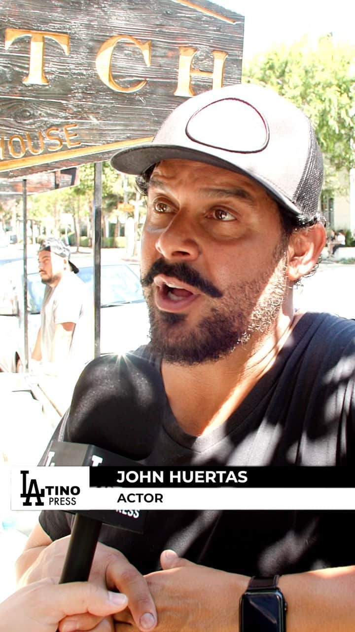 ジョン・ウエルタスのインスタグラム：「@davie_dave talked with @jonhuertas regarding the current strikes and remains optimistic. He tells of the much needed protections in the next round of negotiations & contracts. Thx John & @oscar90291  . #latinopress#latino#wga#sag#strike#picketline#interview#dtla#sonypictures#wb#la#thisisus#hulu#director#actor#artist#daviedave#cerveteca#clutchvenice」