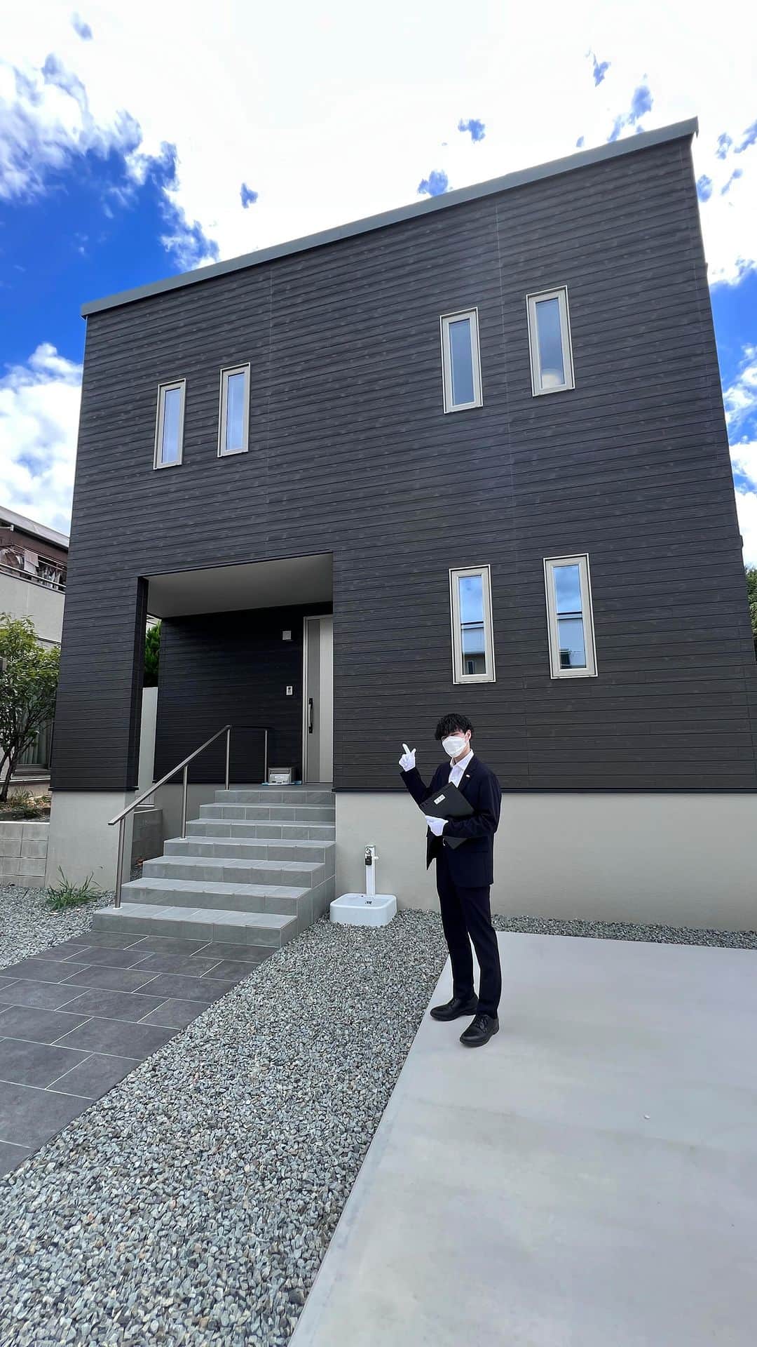 homelife 夢を叶える暮らし方のインスタグラム：「【福知山店】お部屋によって雰囲気が変わるお家🏠  各部屋の壁紙が違うことによって、雰囲気の違ったお部屋を楽しむことができます✨  皆様のいいね❤️コメント💭が励みになります☺️ インスタの仕様変更に伴い、フォローしていただいていても届きにくい可能性があるようです😢 通知設定をしていただけると嬉しいです🔔  こちらのお家はアーキホームライフのお施主様邸の施工写真です🌟 その他の施工写真は、 @archihome_official のからご覧いただけます🏠 ＿＿＿＿＿＿＿＿＿＿＿＿＿＿＿ " #世界一あなたらしい住まいを " 「すべての人に最高の住まいを届けたい」 デザイン、品質、価格、どれも妥協しない家づくりを追求しています。 アーキホームは大阪・京都・兵庫・滋賀・奈良・和歌山（一部）・福井（一部）で家づくりをしている会社です🏘 ＿＿＿＿＿＿＿＿＿＿＿＿＿＿＿ ☆グッドデザイン賞2020 ☆ハウスオブザイヤーインエナジー2022特別優秀賞 ☆SUUMO関西工務店ランキング1位 ＿＿＿＿＿＿＿＿＿＿＿＿＿＿＿ . #リビング #ダイニング #キッチン #LDK #クロス #外観 #新築 #注文住宅　 #家づくり #新築一戸建て #新居 #自由設計 #空間デザイン #戸建て　 #おしゃれな家 #施工事例 #ホームライフ #アーキホーム #空間デザイン #パッシブデザイン #関西ナンバーワンの住宅メーカー #100年の暮らしを考える」