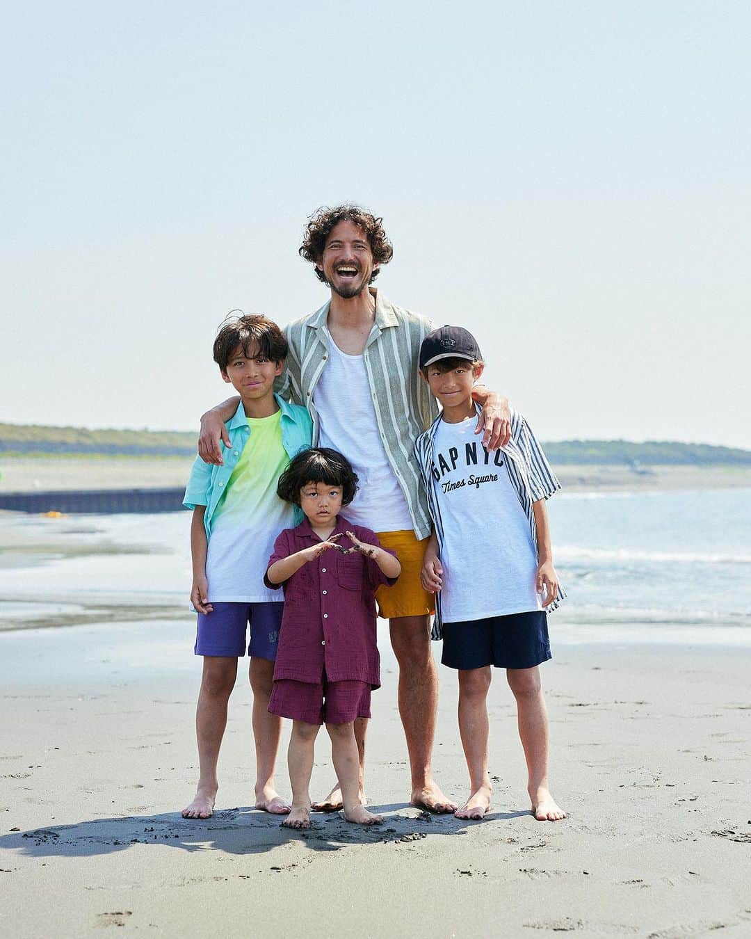 Cazumaxさんのインスタグラム写真 - (CazumaxInstagram)「この夏の思い出☀️パトさんと三兄弟🏖️⚽️ @pato_____   #gap#gapkids#beach#family」8月11日 11時28分 - cazumax
