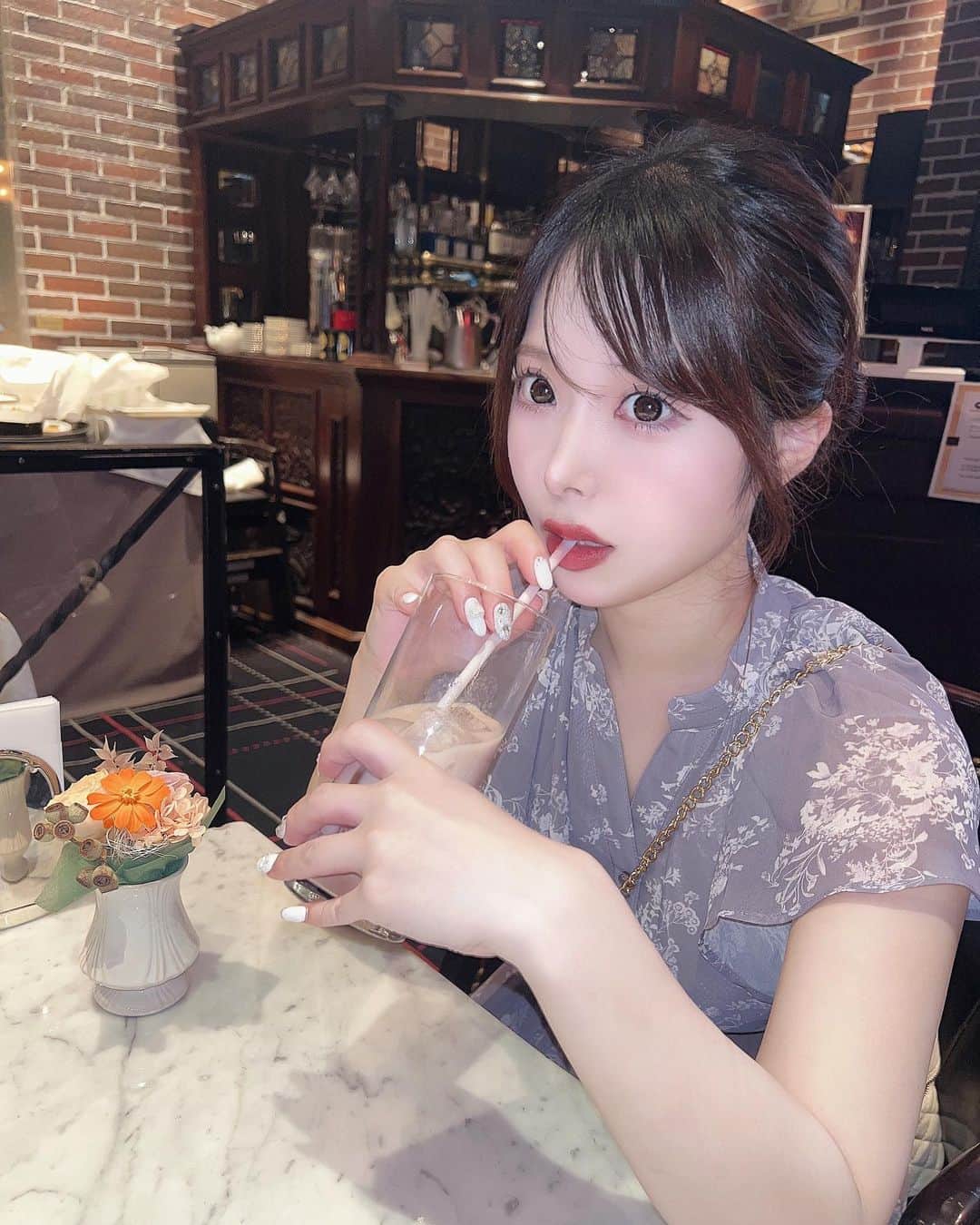のインスタグラム：「☕️  最近やっと日傘買いました。愛用 , , セルフネイルどんどん上手くなってきた気がする🤍 , , #夏コーデ #夏ネイル #日焼け対策 #日焼け止め下地 #可愛い #かわいくなりたい #可愛い子と繋がりたい #오운완 #自撮り #自撮り界隈 #自撮り女子 #量産型ヲタク #量産型 #地雷 #地雷メイク #地雷系女子 #アイドル #地下アイドル #隠しきれないヲタク #ゲーム女子  #ヘアメ  #instagood #likesforlike #ふぉろーみー #followme #フォロー大歓迎 #idol #cosplay #韓国好きな人と繋がりたい」