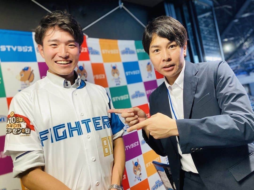 岡田和樹さんのインスタグラム写真 - (岡田和樹Instagram)「8月10日 STVファイターズLIVEは 武田勝さんを解説にお迎えして お送りしました☺️  裏話もたっぷり！ ファイターズも勝利！ いい一日でした😄 根本投手今季初勝利おめでとうございます！  #北海道  #北海道日本ハムファイターズ  #北広島  #エスコンフィールド北海道  #武田勝 さん #stvradio  #勝利  #ユニホーム  #野球」8月11日 11時28分 - okada.stv