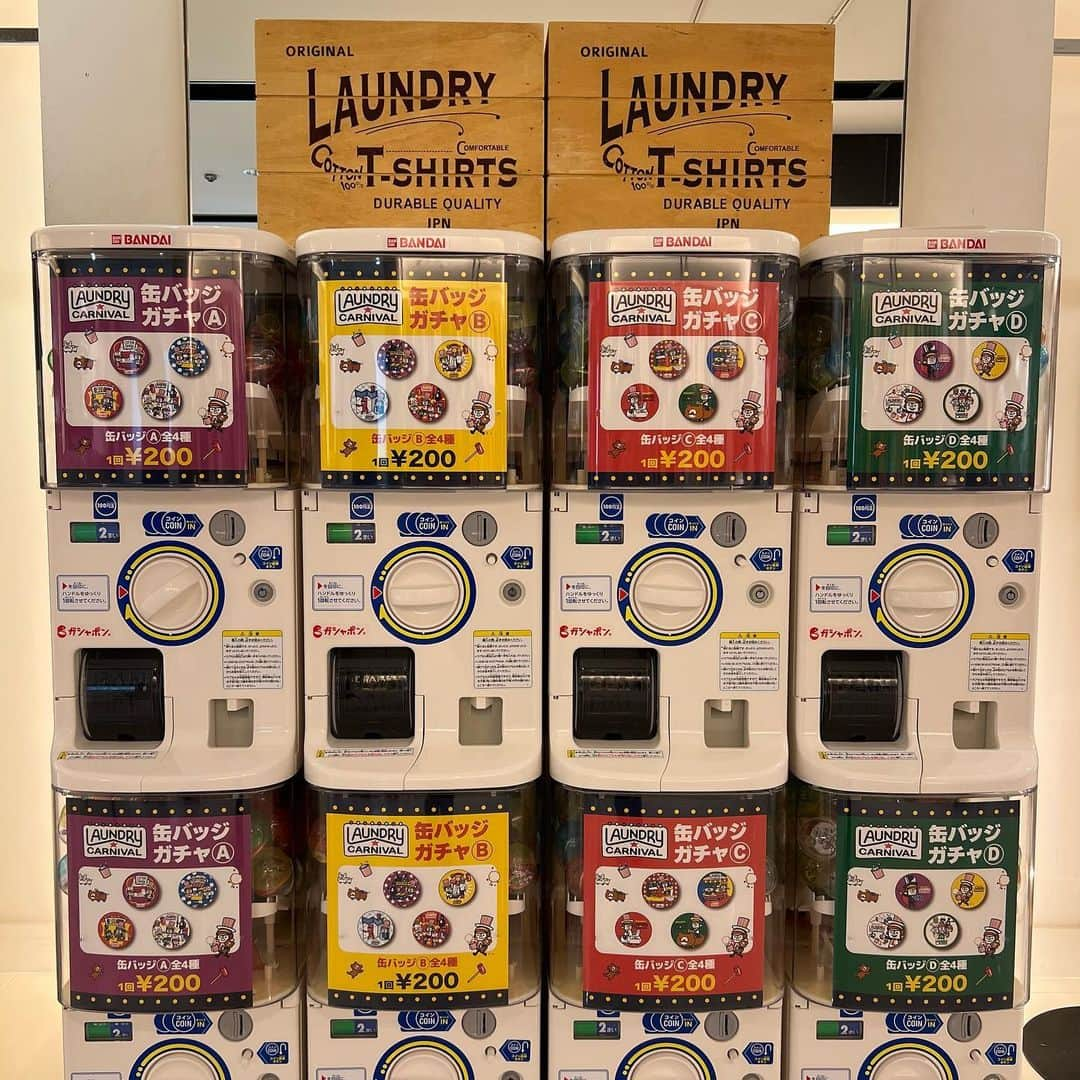 Laundry ランドリーさんのインスタグラム写真 - (Laundry ランドリーInstagram)「8月11日（金祝）～13日（日）の期間、名古屋にてLAUNDRY LAND開催🥳  本日ついにスタート！  今回のLAUNDRY LANDのテーマは”CARNIVAL”。 LAUNDRY WORLDで開催される特別なカーニバルがいよいよ開幕…！ ご来場された皆さまをLAUNDRYのキャラクターたちが出迎え、 カーニバルにはここでしか 「見たり、触れたり、感じたり」することができない催しを開催。   LAUNDRY LANDでの特別な時間を、心置きなくお楽しみください。  👀見る👀 思わずカメラに収めたくなるフォトスポット・店内装飾をご用意。 さらに、過去のPOP UP STOREでもご好評いただいている試刷りアート＆今回のテーマ”CARNIVAL”デザインのポスターを販売します。  ✏️作る✏️ 自分だけの特別なTシャツを作ろう！ 11日（金祝）・12日（土）にはシルクスクリーンプリント体験・13日（日）にはTシャツお絵描き教室を実施。   【11日（金祝）・12日（土）シルクスクリーンプリント体験】 ・名古屋セントラルパーク店にて事前予約をご来店またはお電話にて承ります。 　名古屋セントラルパーク店 TEL：052-228-0187 ・参加費：3,500円（税込）※シルクスクリーン体験用Tシャツ×1枚含む 　TシャツはユニセックスS/M/Lサイズからお選びいただけます。 ・10:00開始・18:00最終受付（18:30～が最終枠）・所要時間30分 　前半2枠、後半2枠にて1時間4枠とさせていただきます。 ・ご予約の際にはご希望の日時・サイズ・お名前・ご連絡先をお伝えください。 ※先着順となりますので、ご希望の日時でお取りできない場合がございます。 ※1枠1名様となりますので、ご家族やお連れ様と同じ時間でお取りできない場合がございます。予めご了承ください。  気になる方は是非名古屋セントラルパーク店にお問い合わせください😊 @laundry_town    【13日（日）Tシャツお絵かき教室】 ・事前予約は承りませんので、参加をご希望の方は当日スタッフまでお声がけください。 ・参加費：1,650円（税込） ※お絵かき用Tシャツ×1枚含む 　Tシャツは、子ども用サイズ（白の無地・100/110/120/130/140）と大人用サイズ（白の無地・S/M/L）からお選びいただけます。 ・10:00開始・16:00最終受付・所要時間30分～45分。  ✨買う✨ テーマである”CARNIVAL”のスペシャルアイテムが登場☆    今回のテーマ、”CARNIVAL”を始め、人気のポーラーベア・ショッパーロゴデザインの新アイテムが登場。 Tシャツから雑貨まで幅広くご用意しました！     そして、受注販売グッズもご用意☆会場限定でご予約を承ります。  でかアクリルスタンド サイズ：高さ100cm × 幅43cm プライス：50,000円（税込）  でかクッション サイズ約　高さ100cm × 幅70cm　※縫製や膨らみにより多少前後ありプライス：16,500円（税込） 生地：スエード　中身：綿   【お届けについて】 ※配送にてお届けします。その際の送料につきましてはお客様負担となりますので予めご了承ください。 ※発送は9月中旬頃を予定しております。 ※でかクッションは圧縮した状態でお届けいたします。  🤝つなぐ🤝 その人にとっては役目を終えたかもしれない。 でも誰かの大切なTシャツを、次の”誰か”に伝えたい。   そんな思いからUSED Tシャツや過去のサンプルの販売を行います。  🎈🎈🎈🎈🎈🎈🎈🎈🎈🎈  普段のお店では体験できないコンテンツをたくさんご用意して、皆さまのご来店をお待ちしております☆  【LAUNDRY LAND 詳細】 期間：2023年8月11日（金祝）～8月13日（日） 場所：名古屋セントラルパーク  #laundry038 #laundry #popupstore #laundryland #nagoya #セントラルパーク #名古屋セントラルパーク  #カーニバル #CARNIVAL #フォトスポット #ワークショップ #シルクスクリーン体験 #Tシャツお絵かき教室 #オリジナルTシャツ #スペシャルアイテム #Tシャツ #雑貨 #USEDTシャツ #古着 #サンプル」8月11日 11時28分 - laundry_official