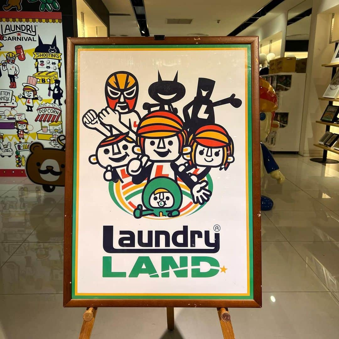 Laundry ランドリーのインスタグラム：「8月11日（金祝）～13日（日）の期間、名古屋にてLAUNDRY LAND開催🥳  本日ついにスタート！  今回のLAUNDRY LANDのテーマは”CARNIVAL”。 LAUNDRY WORLDで開催される特別なカーニバルがいよいよ開幕…！ ご来場された皆さまをLAUNDRYのキャラクターたちが出迎え、 カーニバルにはここでしか 「見たり、触れたり、感じたり」することができない催しを開催。   LAUNDRY LANDでの特別な時間を、心置きなくお楽しみください。  👀見る👀 思わずカメラに収めたくなるフォトスポット・店内装飾をご用意。 さらに、過去のPOP UP STOREでもご好評いただいている試刷りアート＆今回のテーマ”CARNIVAL”デザインのポスターを販売します。  ✏️作る✏️ 自分だけの特別なTシャツを作ろう！ 11日（金祝）・12日（土）にはシルクスクリーンプリント体験・13日（日）にはTシャツお絵描き教室を実施。   【11日（金祝）・12日（土）シルクスクリーンプリント体験】 ・名古屋セントラルパーク店にて事前予約をご来店またはお電話にて承ります。 　名古屋セントラルパーク店 TEL：052-228-0187 ・参加費：3,500円（税込）※シルクスクリーン体験用Tシャツ×1枚含む 　TシャツはユニセックスS/M/Lサイズからお選びいただけます。 ・10:00開始・18:00最終受付（18:30～が最終枠）・所要時間30分 　前半2枠、後半2枠にて1時間4枠とさせていただきます。 ・ご予約の際にはご希望の日時・サイズ・お名前・ご連絡先をお伝えください。 ※先着順となりますので、ご希望の日時でお取りできない場合がございます。 ※1枠1名様となりますので、ご家族やお連れ様と同じ時間でお取りできない場合がございます。予めご了承ください。  気になる方は是非名古屋セントラルパーク店にお問い合わせください😊 @laundry_town    【13日（日）Tシャツお絵かき教室】 ・事前予約は承りませんので、参加をご希望の方は当日スタッフまでお声がけください。 ・参加費：1,650円（税込） ※お絵かき用Tシャツ×1枚含む 　Tシャツは、子ども用サイズ（白の無地・100/110/120/130/140）と大人用サイズ（白の無地・S/M/L）からお選びいただけます。 ・10:00開始・16:00最終受付・所要時間30分～45分。  ✨買う✨ テーマである”CARNIVAL”のスペシャルアイテムが登場☆    今回のテーマ、”CARNIVAL”を始め、人気のポーラーベア・ショッパーロゴデザインの新アイテムが登場。 Tシャツから雑貨まで幅広くご用意しました！     そして、受注販売グッズもご用意☆会場限定でご予約を承ります。  でかアクリルスタンド サイズ：高さ100cm × 幅43cm プライス：50,000円（税込）  でかクッション サイズ約　高さ100cm × 幅70cm　※縫製や膨らみにより多少前後ありプライス：16,500円（税込） 生地：スエード　中身：綿   【お届けについて】 ※配送にてお届けします。その際の送料につきましてはお客様負担となりますので予めご了承ください。 ※発送は9月中旬頃を予定しております。 ※でかクッションは圧縮した状態でお届けいたします。  🤝つなぐ🤝 その人にとっては役目を終えたかもしれない。 でも誰かの大切なTシャツを、次の”誰か”に伝えたい。   そんな思いからUSED Tシャツや過去のサンプルの販売を行います。  🎈🎈🎈🎈🎈🎈🎈🎈🎈🎈  普段のお店では体験できないコンテンツをたくさんご用意して、皆さまのご来店をお待ちしております☆  【LAUNDRY LAND 詳細】 期間：2023年8月11日（金祝）～8月13日（日） 場所：名古屋セントラルパーク  #laundry038 #laundry #popupstore #laundryland #nagoya #セントラルパーク #名古屋セントラルパーク  #カーニバル #CARNIVAL #フォトスポット #ワークショップ #シルクスクリーン体験 #Tシャツお絵かき教室 #オリジナルTシャツ #スペシャルアイテム #Tシャツ #雑貨 #USEDTシャツ #古着 #サンプル」