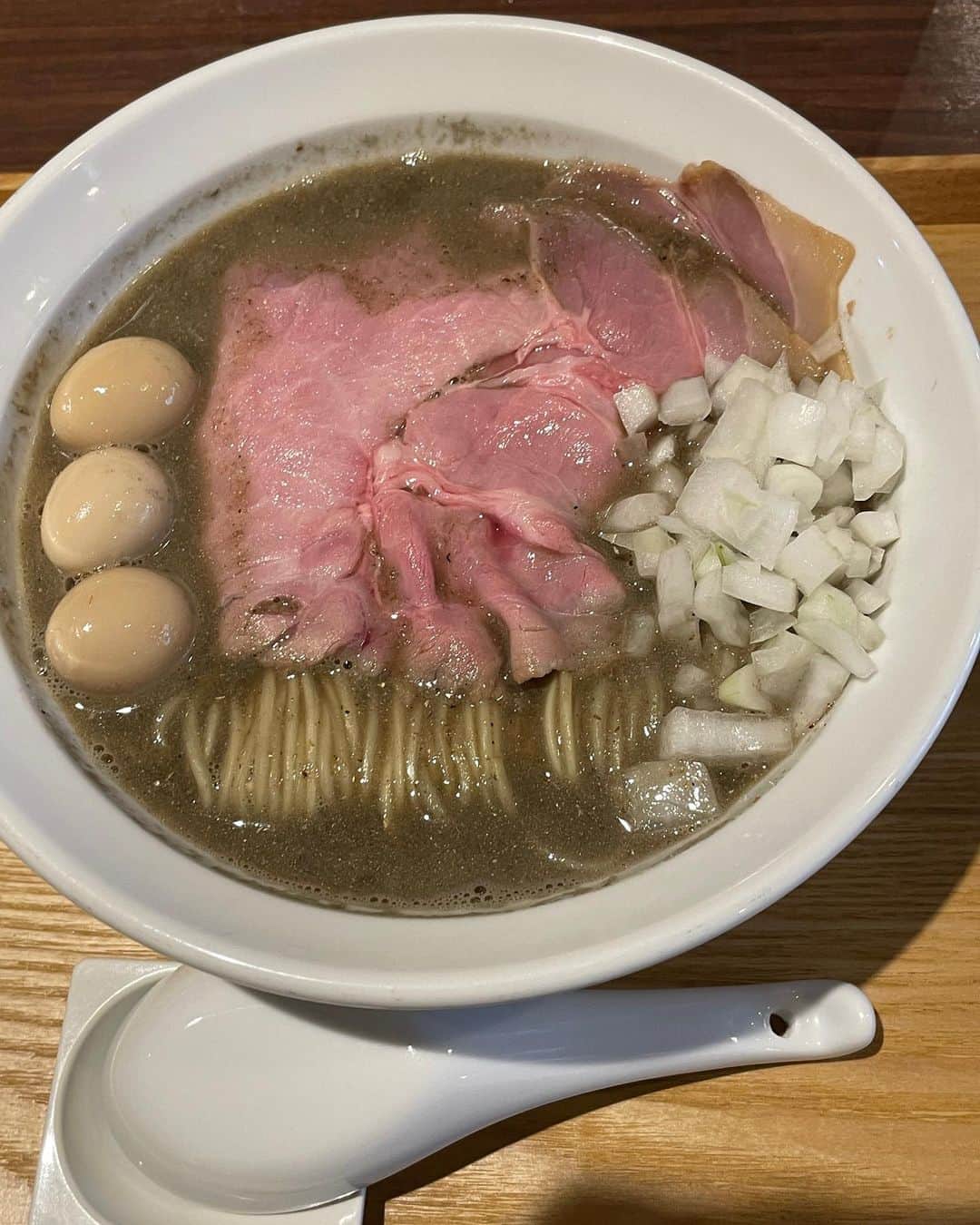 菅原永二のインスタグラム：「「NIBOSHIMANIA」 煮干しラーメンと和え玉。美味い。」