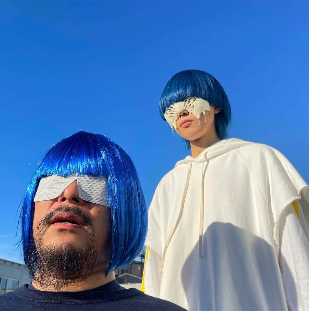 マキシマム ザ ホルモンのインスタグラム：「ここ北海道ですか！？ってくらい暑いけど、晴れて絶好のフェス日和な今日の『RISING SUN ROCK FESTIVAL 2023 in EZO』  お出かけ用の帽子かぶって、 ひんやりアイマスクで日光浴🌞  ん？？？ おかしいな………  海に面した会場のはずなのに、なぜかyamaの空気を感じる……。  byダイスケはん  #マキシマムザホルモン #yama #RSR23」