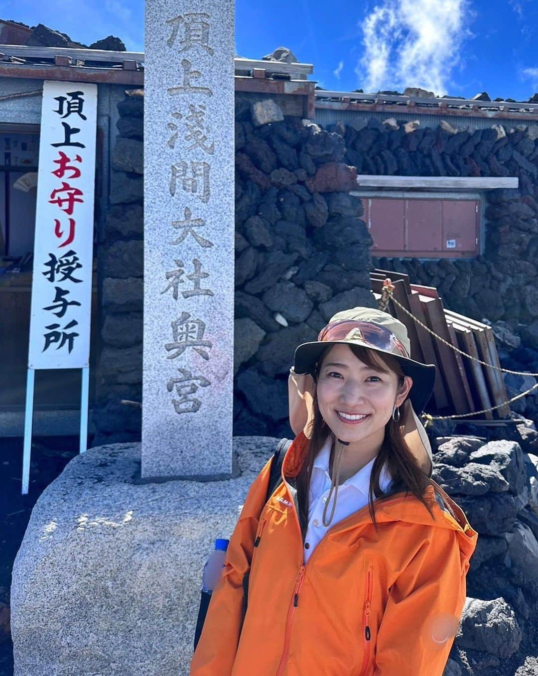 安藤萌々さんのインスタグラム写真 - (安藤萌々Instagram)「7月。土日のお休みで富士山に登ってきました🗻  学校行事以外では初の登山。 親友たちと一生の思い出が出来ました😆 ・ ・ 急な角度の岩場は下を見たら怖いですし、 脚に乳酸が溜まってキツかったですが、 キャディバッグを背負っていない分軽くて楽かも？ 夏場のゴルフ部の合宿よりは余裕！と笑顔で登頂……  しかし！！！ 私には下山が試練でした！😫  坂で膝がガクガクに…！！！キツかった〜🫢笑   今日は #山の日 #富士登山 #富士山 #山登り #休日の過ごし方  #親友 #絶景 #富士山登山  #富士吉田ルート #mountain  #climbing  #mtfuji  #mtfujijapan #japan #fuji」8月11日 17時02分 - momo_ando_ex