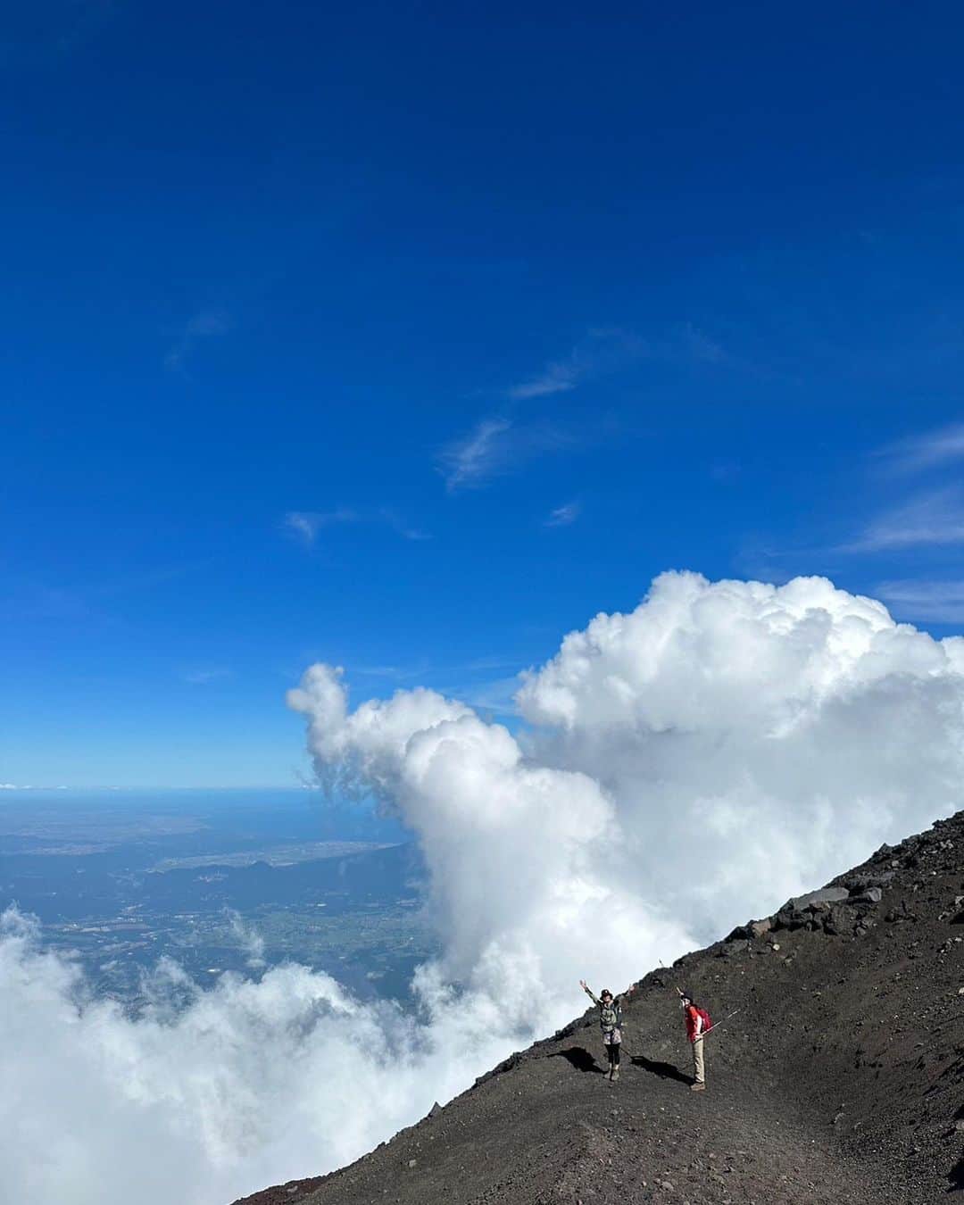 安藤萌々さんのインスタグラム写真 - (安藤萌々Instagram)「7月。土日のお休みで富士山に登ってきました🗻  学校行事以外では初の登山。 親友たちと一生の思い出が出来ました😆 ・ ・ 急な角度の岩場は下を見たら怖いですし、 脚に乳酸が溜まってキツかったですが、 キャディバッグを背負っていない分軽くて楽かも？ 夏場のゴルフ部の合宿よりは余裕！と笑顔で登頂……  しかし！！！ 私には下山が試練でした！😫  坂で膝がガクガクに…！！！キツかった〜🫢笑   今日は #山の日 #富士登山 #富士山 #山登り #休日の過ごし方  #親友 #絶景 #富士山登山  #富士吉田ルート #mountain  #climbing  #mtfuji  #mtfujijapan #japan #fuji」8月11日 17時02分 - momo_ando_ex
